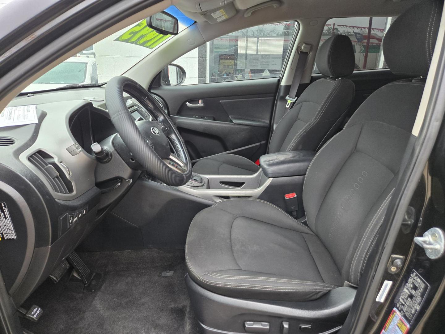 2015 Black Kia Sportage EX FWD (KNDPC3AC1F7) with an 2.4L V6 DOHC 24V engine, 6-Speed Automatic transmission, located at 503 West Court, Seguin, TX, 78155, (830) 379-3373, 29.568621, -97.969803 - Photo#4