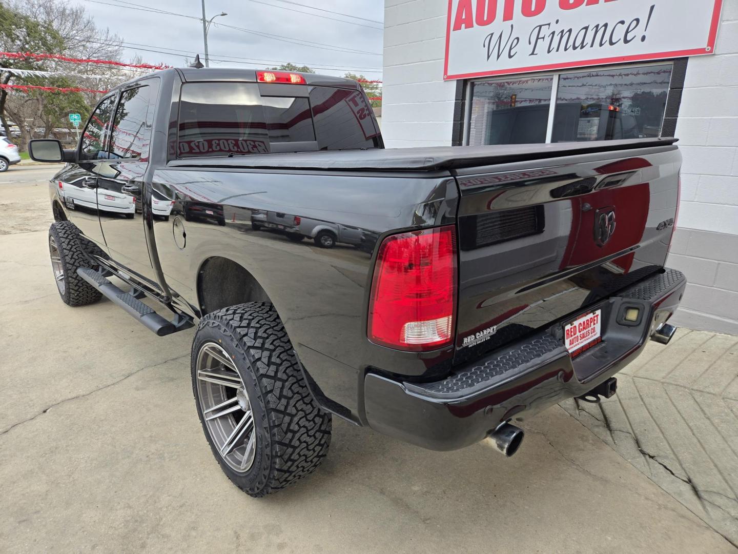 2018 Black RAM 1500 SLT Crew Cab LWB 4WD (1C6RR7TT4JS) with an 5.7L V8 OHV 16V engine, 8A transmission, located at 503 West Court, Seguin, TX, 78155, (830) 379-3373, 29.568621, -97.969803 - Photo#3