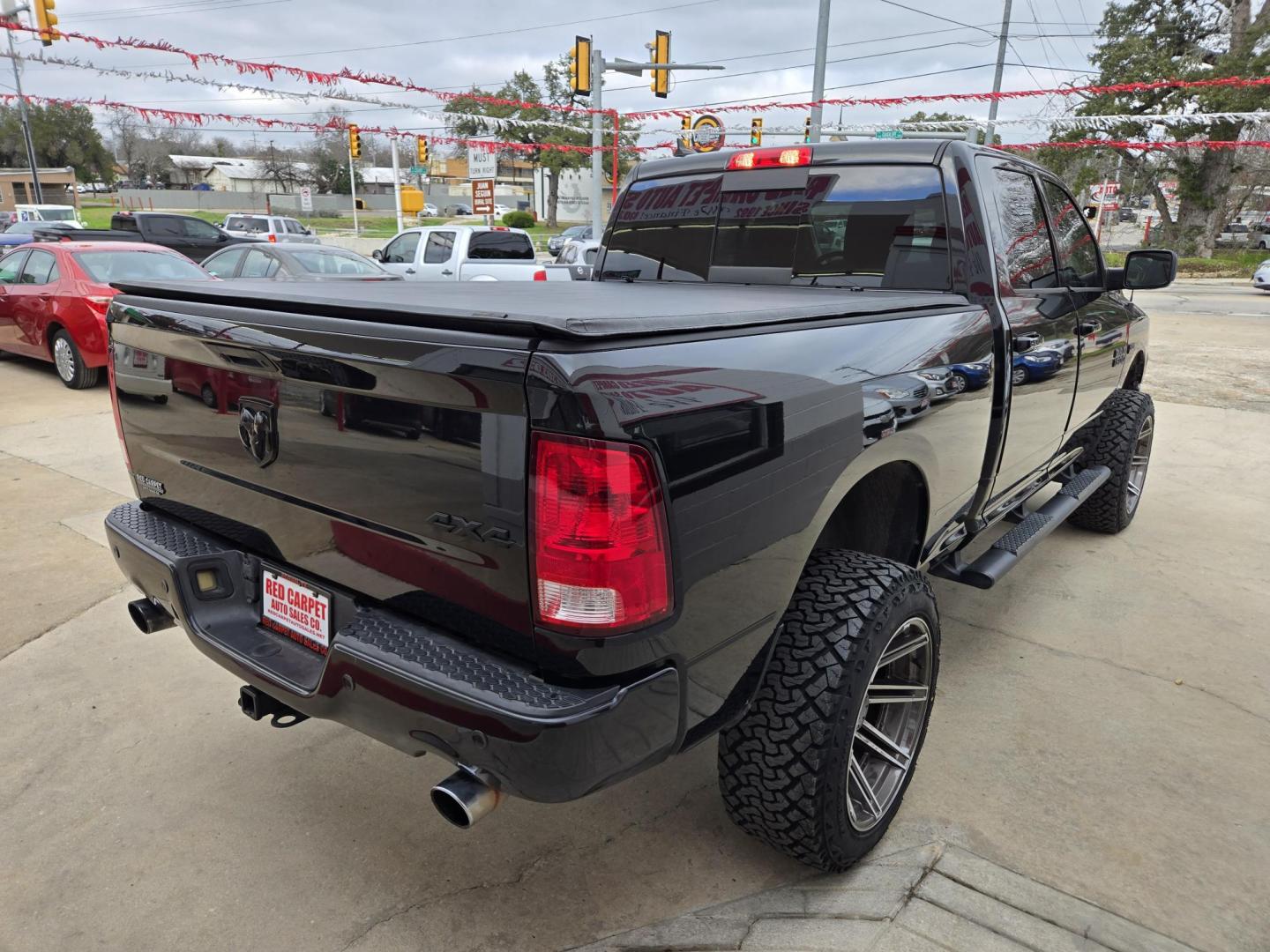 2018 Black RAM 1500 SLT Crew Cab LWB 4WD (1C6RR7TT4JS) with an 5.7L V8 OHV 16V engine, 8A transmission, located at 503 West Court, Seguin, TX, 78155, (830) 379-3373, 29.568621, -97.969803 - Photo#2