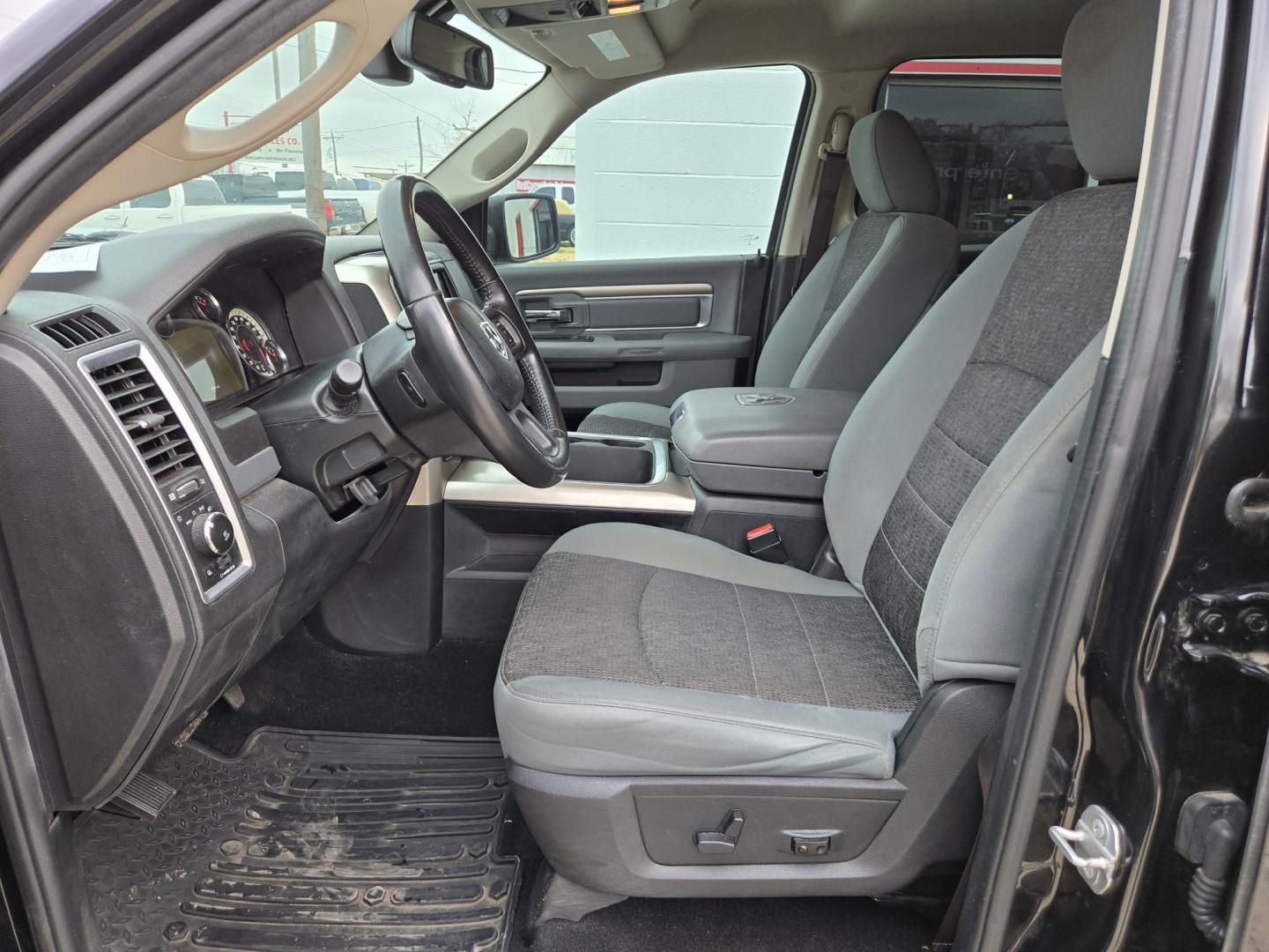 2018 Black RAM 1500 SLT Crew Cab LWB 4WD (1C6RR7TT4JS) with an 5.7L V8 OHV 16V engine, 8A transmission, located at 503 West Court, Seguin, TX, 78155, (830) 379-3373, 29.568621, -97.969803 - Photo#4