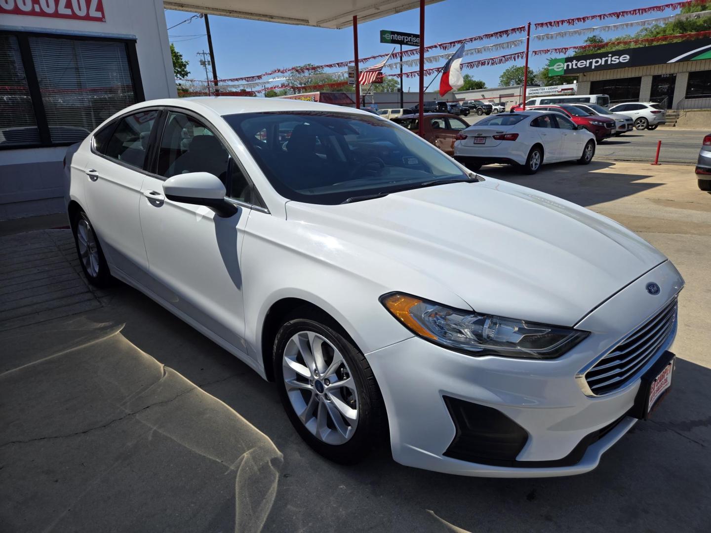 2020 WHITE Ford Fusion SE (3FA6P0H7XLR) with an 2.5L L4 DOHC 16V engine, 6A transmission, located at 503 West Court, Seguin, TX, 78155, (830) 379-3373, 29.568621, -97.969803 - 2020 Ford Fusion SE with a 2.5L L4 DOHC 16V, Automatic, Tilt, Cruise, AM/FM Touchscreen Stereo, Power Windows, Locks, Seat and Side Mirrors, Bluetooth, Automatic Headlights, Backup Camera, Alloy Wheels, Rear Defroster and more!! - Photo#1