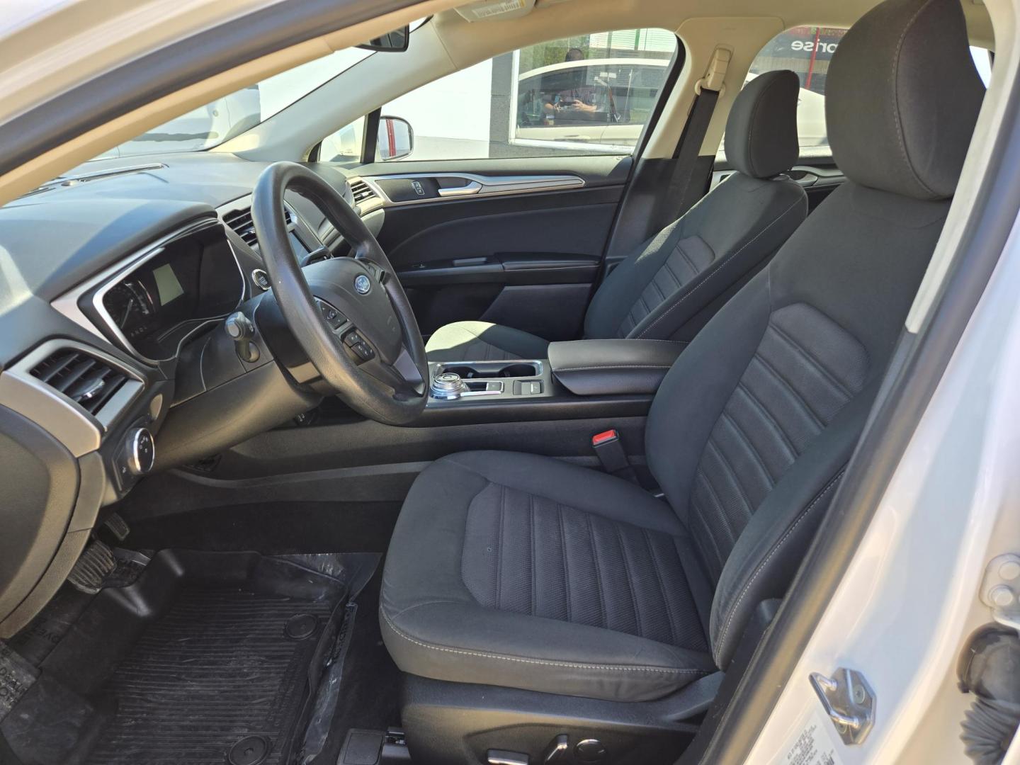 2020 WHITE Ford Fusion SE (3FA6P0H7XLR) with an 2.5L L4 DOHC 16V engine, 6A transmission, located at 503 West Court, Seguin, TX, 78155, (830) 379-3373, 29.568621, -97.969803 - 2020 Ford Fusion SE with a 2.5L L4 DOHC 16V, Automatic, Tilt, Cruise, AM/FM Touchscreen Stereo, Power Windows, Locks, Seat and Side Mirrors, Bluetooth, Automatic Headlights, Backup Camera, Alloy Wheels, Rear Defroster and more!! - Photo#4