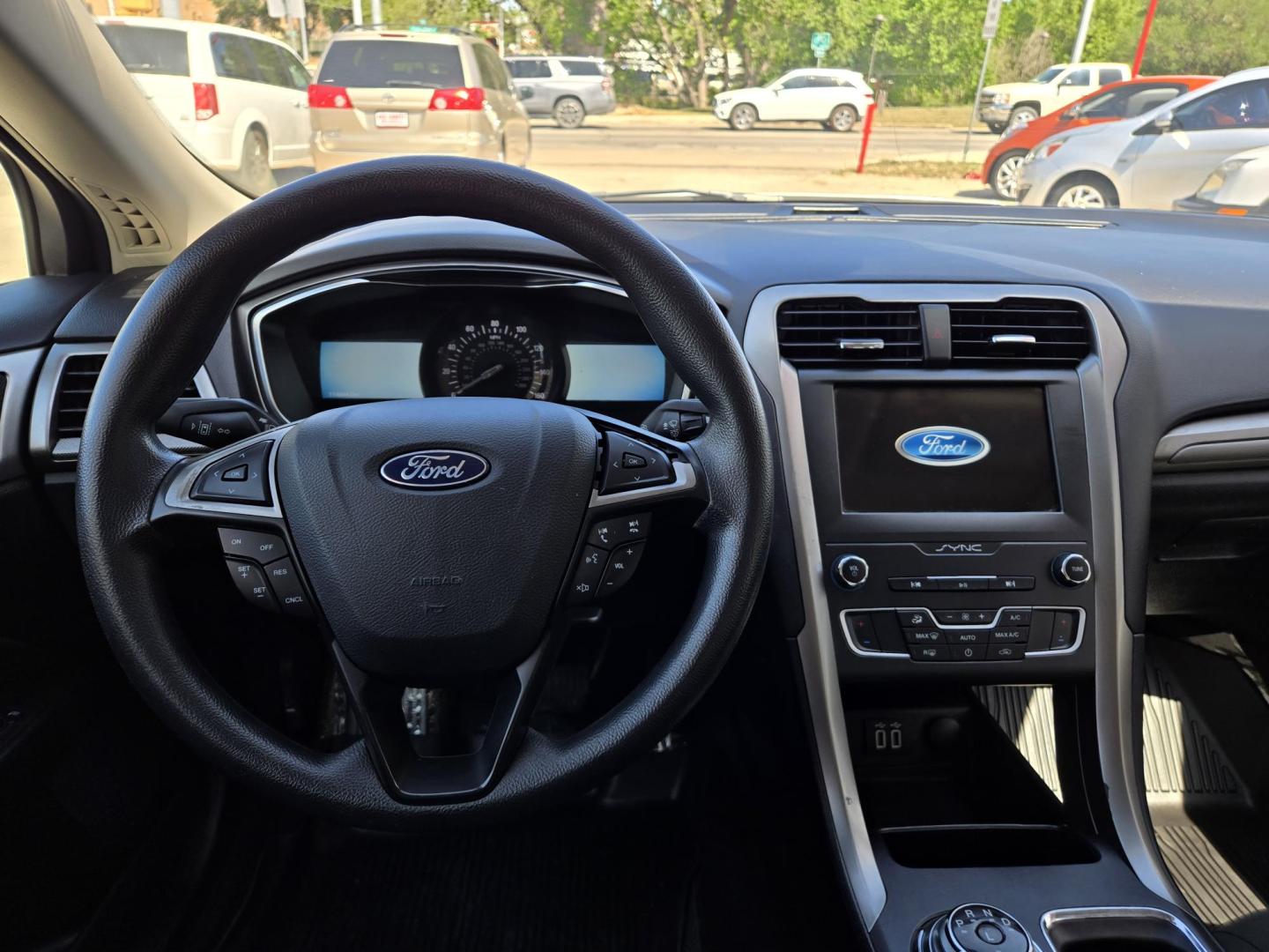 2020 WHITE Ford Fusion SE (3FA6P0H7XLR) with an 2.5L L4 DOHC 16V engine, 6A transmission, located at 503 West Court, Seguin, TX, 78155, (830) 379-3373, 29.568621, -97.969803 - 2020 Ford Fusion SE with a 2.5L L4 DOHC 16V, Automatic, Tilt, Cruise, AM/FM Touchscreen Stereo, Power Windows, Locks, Seat and Side Mirrors, Bluetooth, Automatic Headlights, Backup Camera, Alloy Wheels, Rear Defroster and more!! - Photo#5