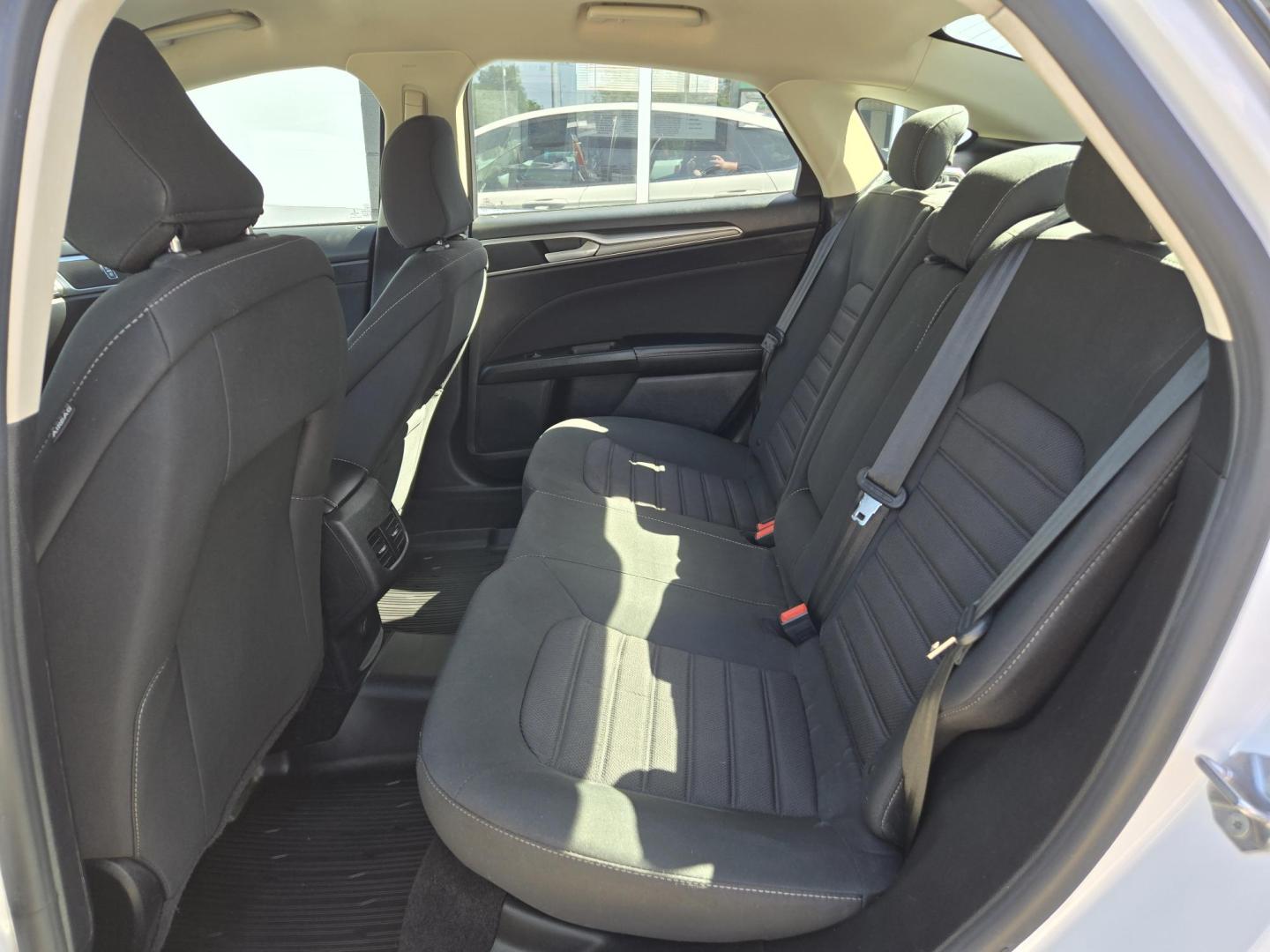 2020 WHITE Ford Fusion SE (3FA6P0H7XLR) with an 2.5L L4 DOHC 16V engine, 6A transmission, located at 503 West Court, Seguin, TX, 78155, (830) 379-3373, 29.568621, -97.969803 - 2020 Ford Fusion SE with a 2.5L L4 DOHC 16V, Automatic, Tilt, Cruise, AM/FM Touchscreen Stereo, Power Windows, Locks, Seat and Side Mirrors, Bluetooth, Automatic Headlights, Backup Camera, Alloy Wheels, Rear Defroster and more!! - Photo#6