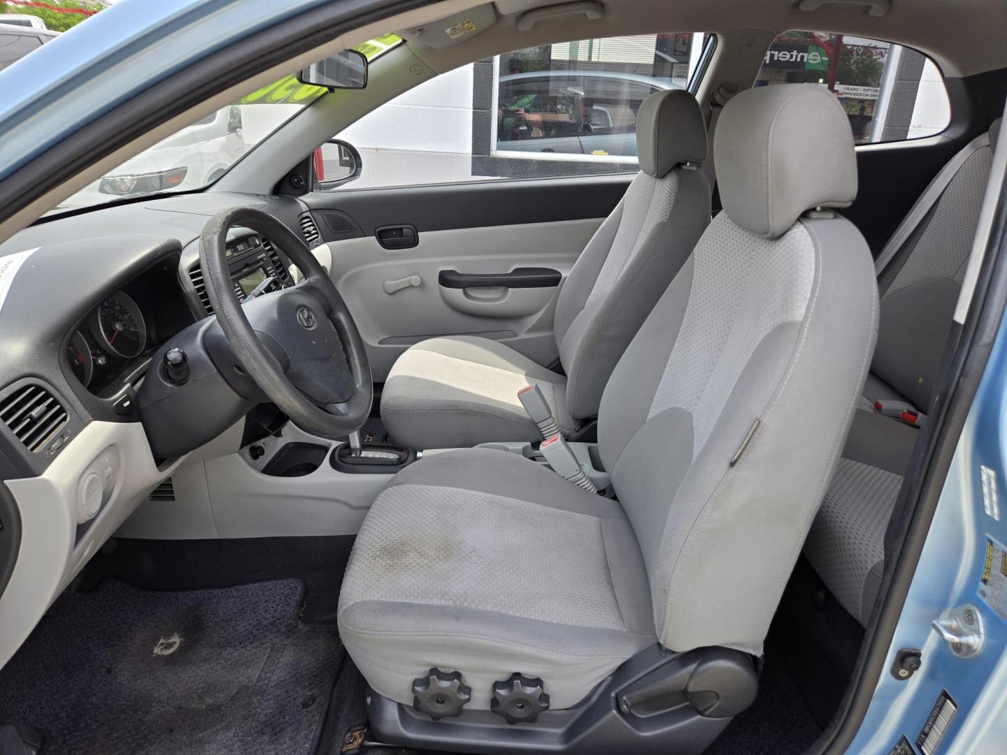 2008 Blue Hyundai Accent GS 3-Door (KMHCM36CX8U) with an 1.6L L4 DOHC 16V engine, Automatic transmission, located at 503 West Court, Seguin, TX, 78155, (830) 379-3373, 29.568621, -97.969803 - 2008 Hyundai Accent GS 3-Door with a 1.6L L4 DOHC 16V, Automatic, Tilt, AM/FM/CD/AUX Stereo, Rear Defroster and more!! - Photo#5