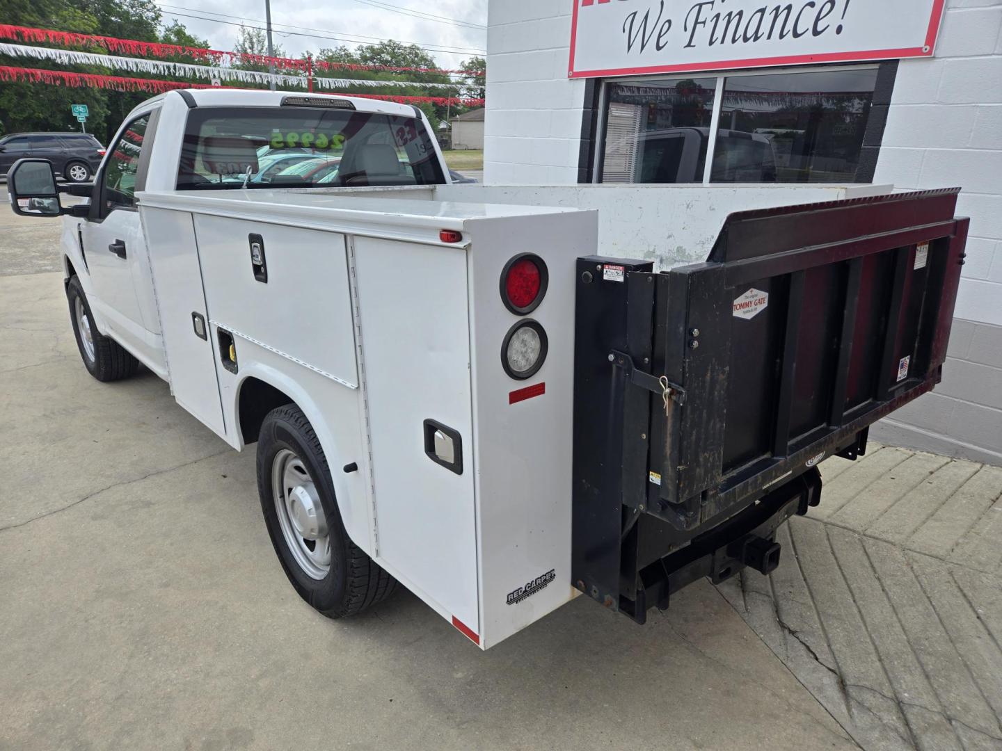 2019 WHITE Ford F-350 SD XLT 2WD (1FDRF3A6XKE) with an 6.2L V8 OHV 16V engine, 6A transmission, located at 503 West Court, Seguin, TX, 78155, (830) 379-3373, 29.568621, -97.969803 - 2019 Ford F-350 SD XLT 2WD with a 6.2L V8 OHV 16V, Automatic, AM/FM Stereo, Power Windows, Locks and Side Mirrors, Bench Seating, Power Tommy Lift, Trailer Towing, Utility Box Storage, Alloy Wheels and more!! - Photo#3