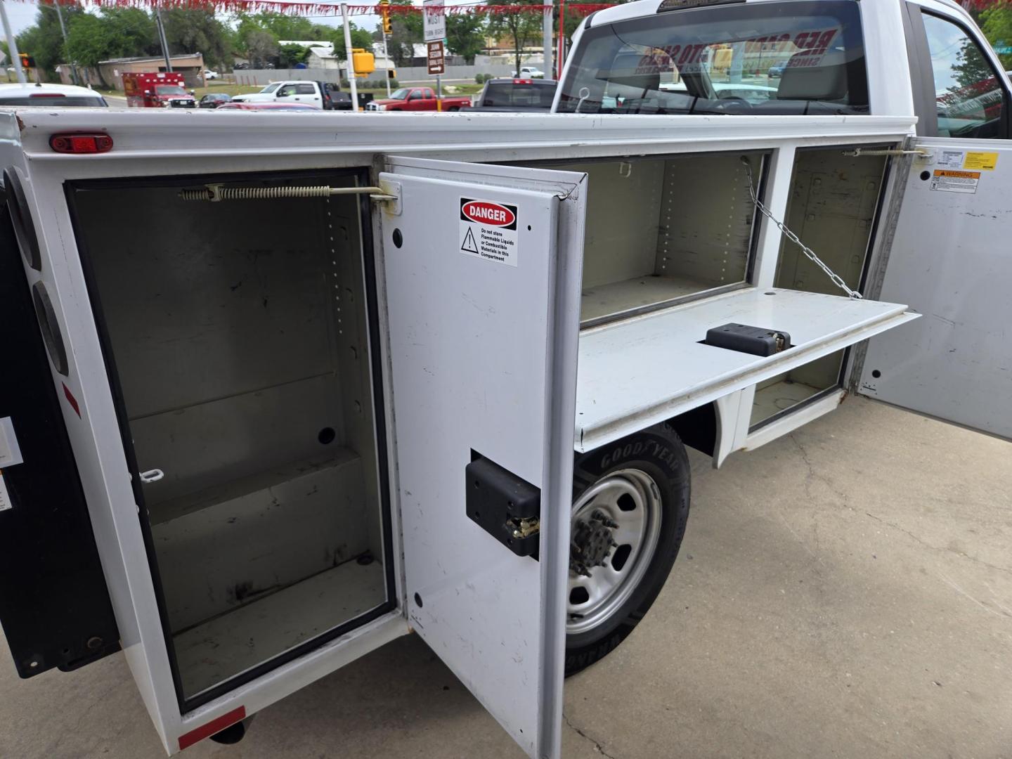 2019 WHITE Ford F-350 SD XLT 2WD (1FDRF3A6XKE) with an 6.2L V8 OHV 16V engine, 6A transmission, located at 503 West Court, Seguin, TX, 78155, (830) 379-3373, 29.568621, -97.969803 - 2019 Ford F-350 SD XLT 2WD with a 6.2L V8 OHV 16V, Automatic, AM/FM Stereo, Power Windows, Locks and Side Mirrors, Bench Seating, Power Tommy Lift, Trailer Towing, Utility Box Storage, Alloy Wheels and more!! - Photo#9
