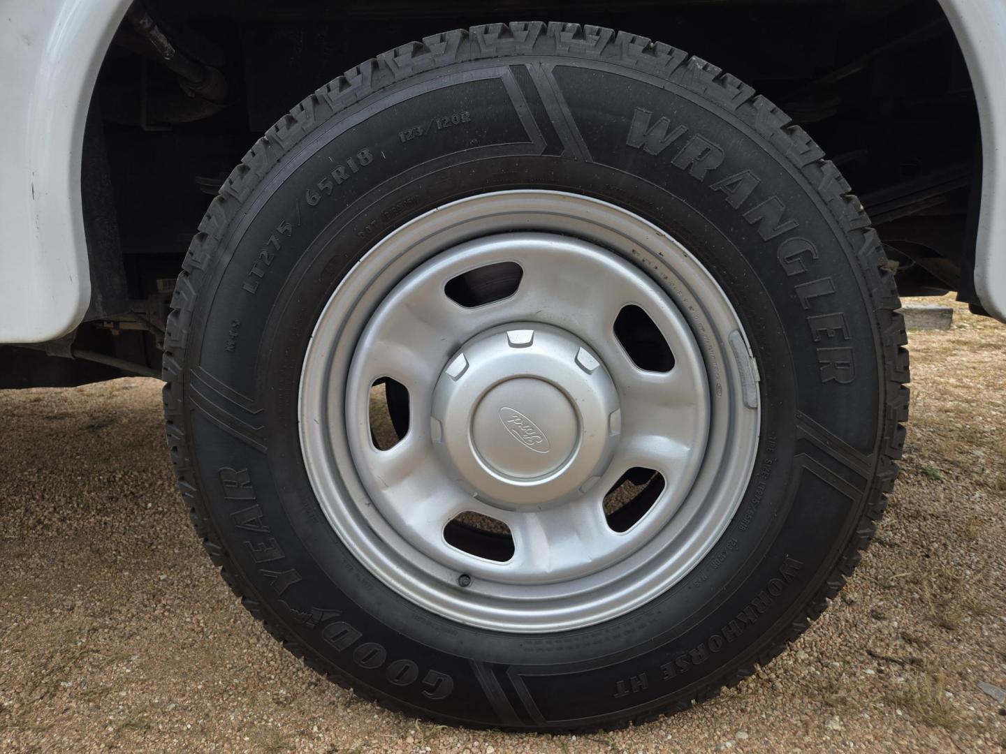 2019 WHITE Ford F-350 SD XLT 2WD (1FDRF3A6XKE) with an 6.2L V8 OHV 16V engine, 6A transmission, located at 503 West Court, Seguin, TX, 78155, (830) 379-3373, 29.568621, -97.969803 - 2019 Ford F-350 SD XLT 2WD with a 6.2L V8 OHV 16V, Automatic, AM/FM Stereo, Power Windows, Locks and Side Mirrors, Bench Seating, Power Tommy Lift, Trailer Towing, Utility Box Storage, Alloy Wheels and more!! - Photo#10