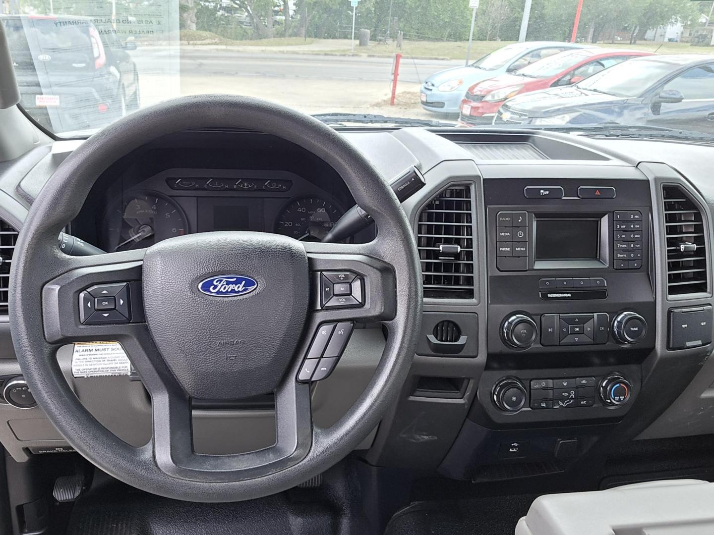 2019 WHITE Ford F-350 SD XLT 2WD (1FDRF3A6XKE) with an 6.2L V8 OHV 16V engine, 6A transmission, located at 503 West Court, Seguin, TX, 78155, (830) 379-3373, 29.568621, -97.969803 - 2019 Ford F-350 SD XLT 2WD with a 6.2L V8 OHV 16V, Automatic, AM/FM Stereo, Power Windows, Locks and Side Mirrors, Bench Seating, Power Tommy Lift, Trailer Towing, Utility Box Storage, Alloy Wheels and more!! - Photo#5