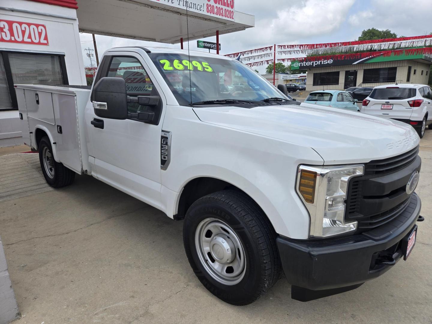 2019 WHITE Ford F-350 SD XLT 2WD (1FDRF3A6XKE) with an 6.2L V8 OHV 16V engine, 6A transmission, located at 503 West Court, Seguin, TX, 78155, (830) 379-3373, 29.568621, -97.969803 - 2019 Ford F-350 SD XLT 2WD with a 6.2L V8 OHV 16V, Automatic, AM/FM Stereo, Power Windows, Locks and Side Mirrors, Bench Seating, Power Tommy Lift, Trailer Towing, Utility Box Storage, Alloy Wheels and more!! - Photo#1