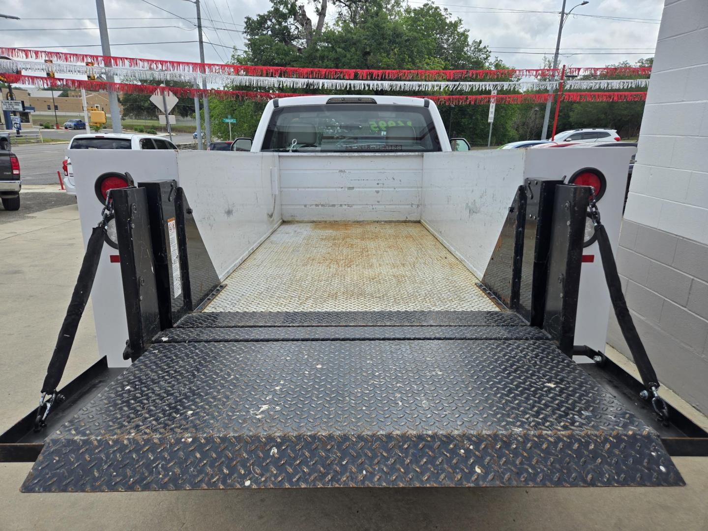 2019 WHITE Ford F-350 SD XLT 2WD (1FDRF3A6XKE) with an 6.2L V8 OHV 16V engine, 6A transmission, located at 503 West Court, Seguin, TX, 78155, (830) 379-3373, 29.568621, -97.969803 - 2019 Ford F-350 SD XLT 2WD with a 6.2L V8 OHV 16V, Automatic, AM/FM Stereo, Power Windows, Locks and Side Mirrors, Bench Seating, Power Tommy Lift, Trailer Towing, Utility Box Storage, Alloy Wheels and more!! - Photo#6