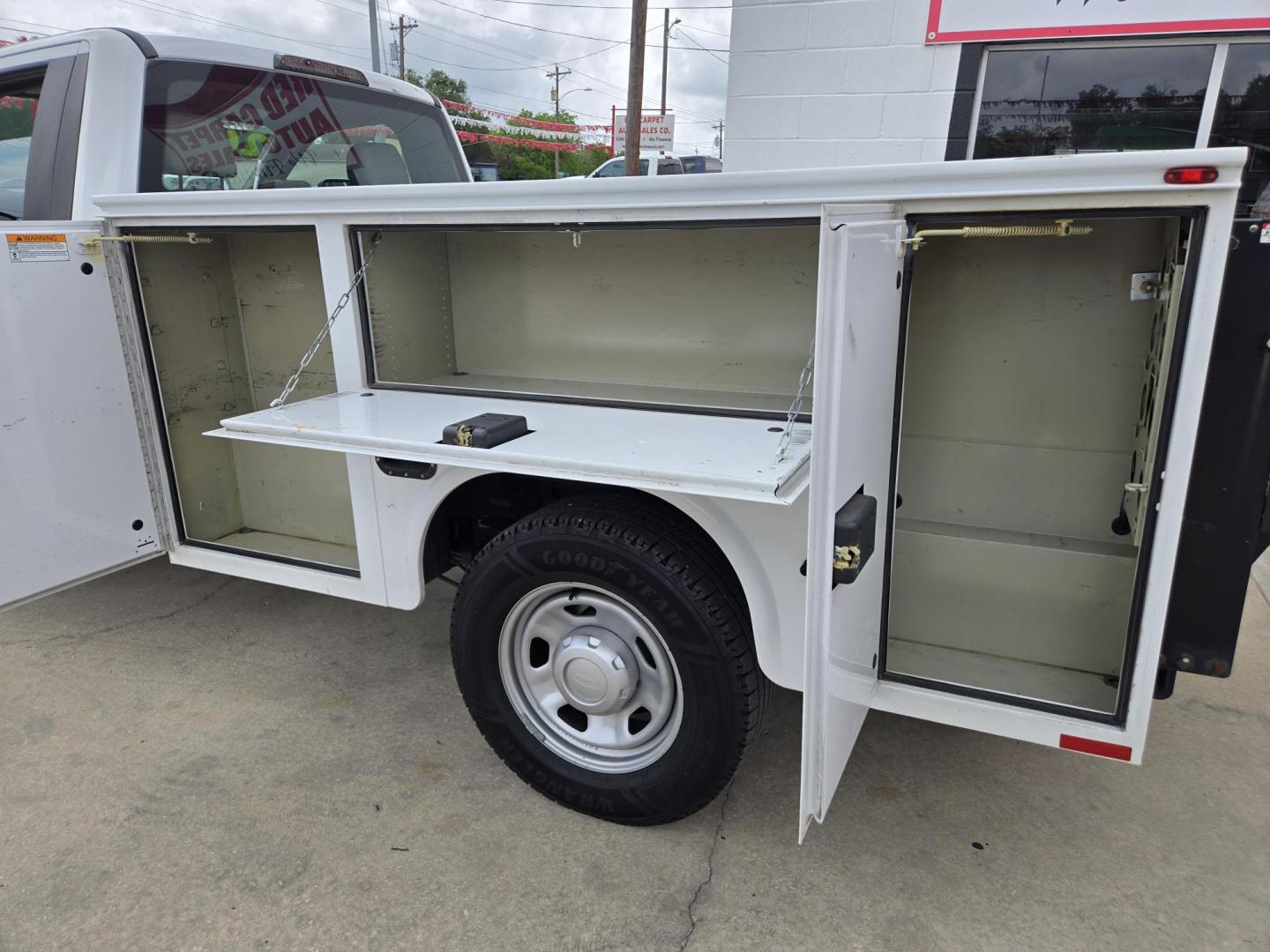 2019 WHITE Ford F-350 SD XLT 2WD (1FDRF3A6XKE) with an 6.2L V8 OHV 16V engine, 6A transmission, located at 503 West Court, Seguin, TX, 78155, (830) 379-3373, 29.568621, -97.969803 - 2019 Ford F-350 SD XLT 2WD with a 6.2L V8 OHV 16V, Automatic, AM/FM Stereo, Power Windows, Locks and Side Mirrors, Bench Seating, Power Tommy Lift, Trailer Towing, Utility Box Storage, Alloy Wheels and more!! - Photo#8