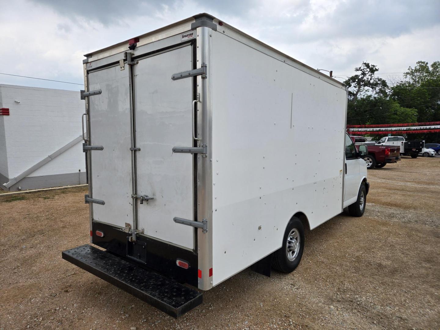 2019 WHITE Chevrolet Express G3500 139" (1GB0GRFP8K1) with an 4.3L V6 F OHV 12V engine, 6A transmission, located at 503 West Court, Seguin, TX, 78155, (830) 379-3373, 29.568621, -97.969803 - 2019 Chevrolet Express G3500 High Cube Van with a 4.3L V6 F OHV 12V, Automatic, Tilt, Cruise, AM/FM/AUX Stereo, Power Windows, Locks and Side Mirrors, Bluetooth, Onstar Capability, Automatic Headlights, Alloy Wheels, Rear Folding Shelving, Power Inverter, Winch, Ramps, Backup Camera and more!! - Photo#2