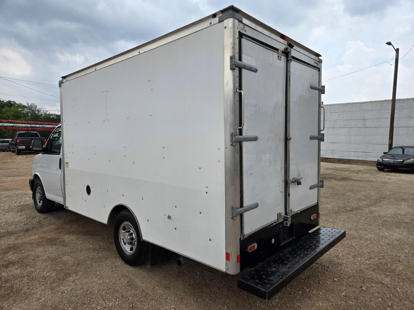 2019 WHITE Chevrolet Express G3500 139" (1GB0GRFP8K1) with an 4.3L V6 F OHV 12V engine, 6A transmission, located at 503 West Court, Seguin, TX, 78155, (830) 379-3373, 29.568621, -97.969803 - 2019 Chevrolet Express G3500 High Cube Van with a 4.3L V6 F OHV 12V, Automatic, Tilt, Cruise, AM/FM/AUX Stereo, Power Windows, Locks and Side Mirrors, Bluetooth, Onstar Capability, Automatic Headlights, Alloy Wheels, Rear Folding Shelving, Power Inverter, Winch, Ramps, Backup Camera and more!! - Photo#3