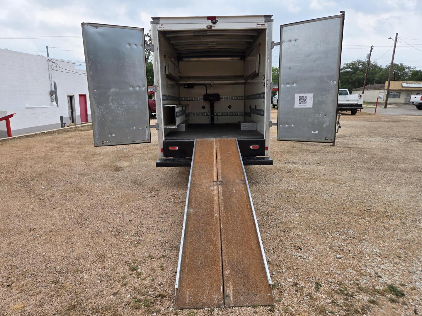 2019 WHITE Chevrolet Express G3500 139" (1GB0GRFP8K1) with an 4.3L V6 F OHV 12V engine, 6A transmission, located at 503 West Court, Seguin, TX, 78155, (830) 379-3373, 29.568621, -97.969803 - 2019 Chevrolet Express G3500 High Cube Van with a 4.3L V6 F OHV 12V, Automatic, Tilt, Cruise, AM/FM/AUX Stereo, Power Windows, Locks and Side Mirrors, Bluetooth, Onstar Capability, Automatic Headlights, Alloy Wheels, Rear Folding Shelving, Power Inverter, Winch, Ramps, Backup Camera and more!! - Photo#6