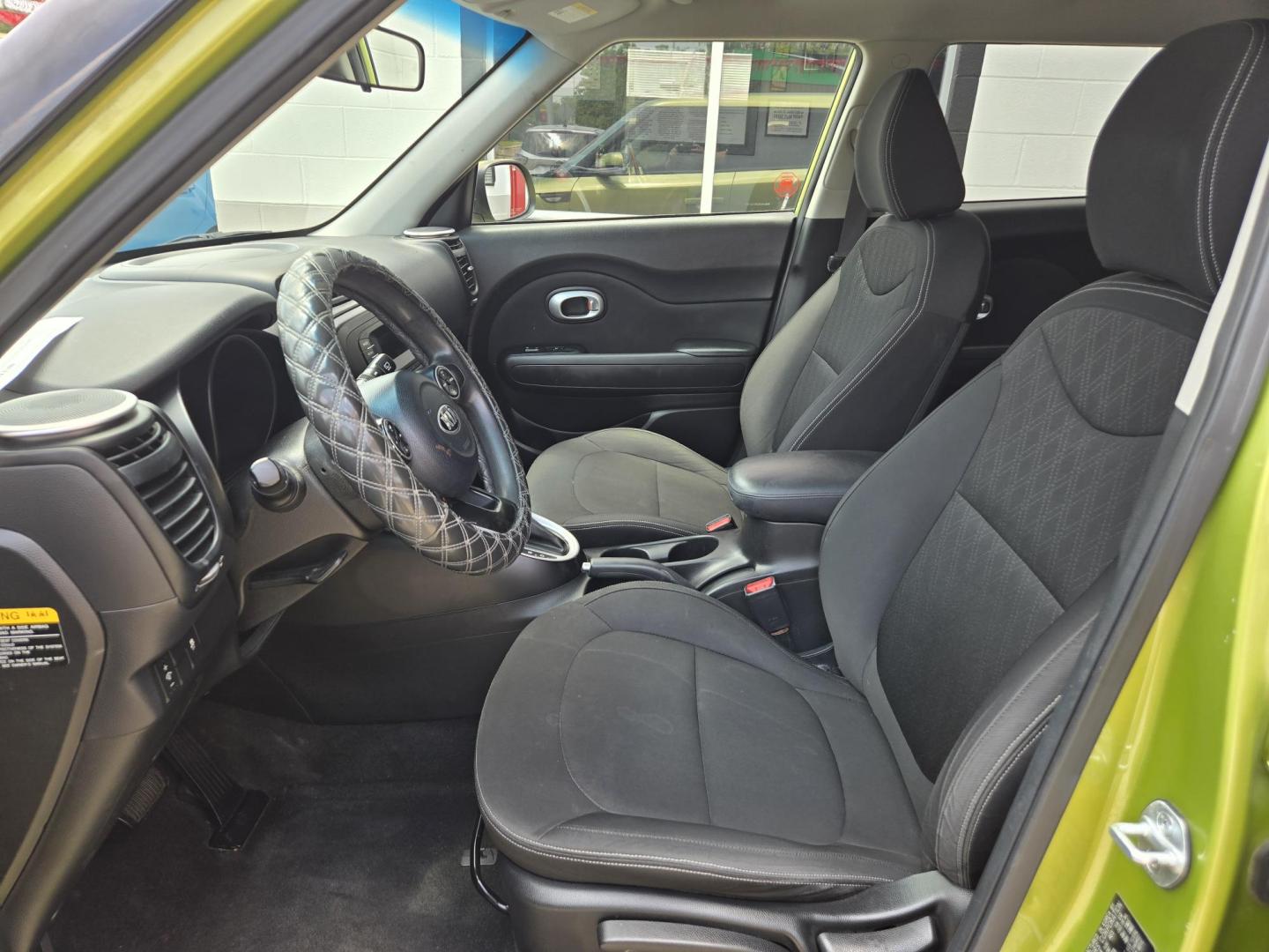 2014 Green Kia Soul Base (KNDJN2A29E7) with an 1.6L L4 DOHC 16V engine, Automatic transmission, located at 503 West Court, Seguin, TX, 78155, (830) 379-3373, 29.568621, -97.969803 - 2014 Kia Soul Base with a 1.6L L4 DOHC 16V, Automatic, Tilt, Cruise, AM/FM/AUX Stereo, Power Windows, Locks, and Side Mirrors, Bluetooth, Tinted Windows, Alloy Wheels, Rear Wiper, Rear Defroster and more!! - Photo#4