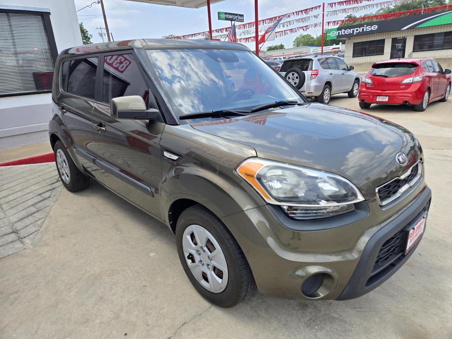 2013 Kia Soul Base (KNDJT2A59D7) with an 1.6L L4 DOHC 16V engine, 5-Speed Manual transmission, located at 503 West Court, Seguin, TX, 78155, (830) 379-3373, 29.568621, -97.969803 - 2013 Kia Soul Base with a 1.6L L4 DOHC 16V, Standard Transmission, Tilt, Cruise, AM/FM/CD/AUX Stereo, Power Windows and Locks, Tinted Windows, Rear Wiper, Rear Defroster and more!! - Photo#1