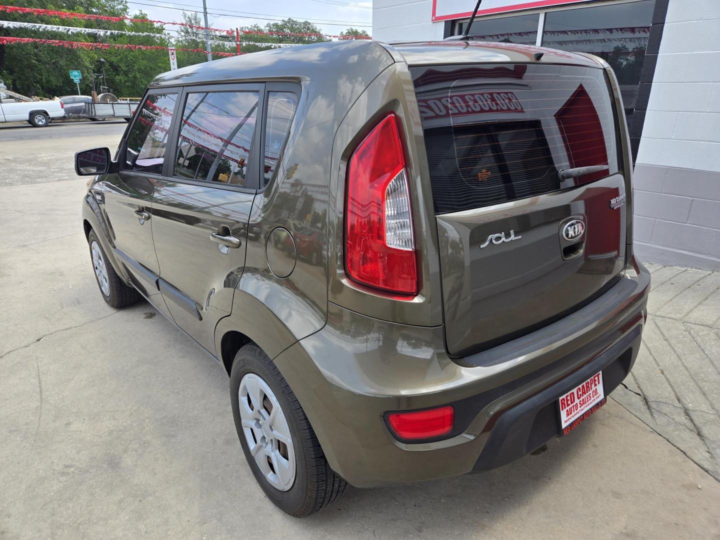 2013 Kia Soul Base (KNDJT2A59D7) with an 1.6L L4 DOHC 16V engine, 5-Speed Manual transmission, located at 503 West Court, Seguin, TX, 78155, (830) 379-3373, 29.568621, -97.969803 - 2013 Kia Soul Base with a 1.6L L4 DOHC 16V, Standard Transmission, Tilt, Cruise, AM/FM/CD/AUX Stereo, Power Windows and Locks, Tinted Windows, Rear Wiper, Rear Defroster and more!! - Photo#3