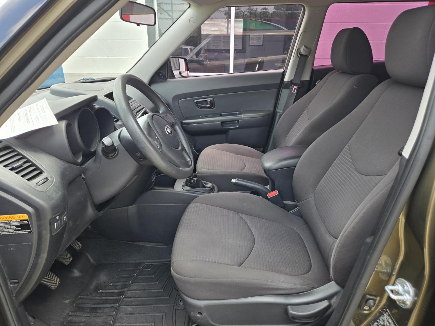 2013 Kia Soul Base (KNDJT2A59D7) with an 1.6L L4 DOHC 16V engine, 5-Speed Manual transmission, located at 503 West Court, Seguin, TX, 78155, (830) 379-3373, 29.568621, -97.969803 - 2013 Kia Soul Base with a 1.6L L4 DOHC 16V, Standard Transmission, Tilt, Cruise, AM/FM/CD/AUX Stereo, Power Windows and Locks, Tinted Windows, Rear Wiper, Rear Defroster and more!! - Photo#4