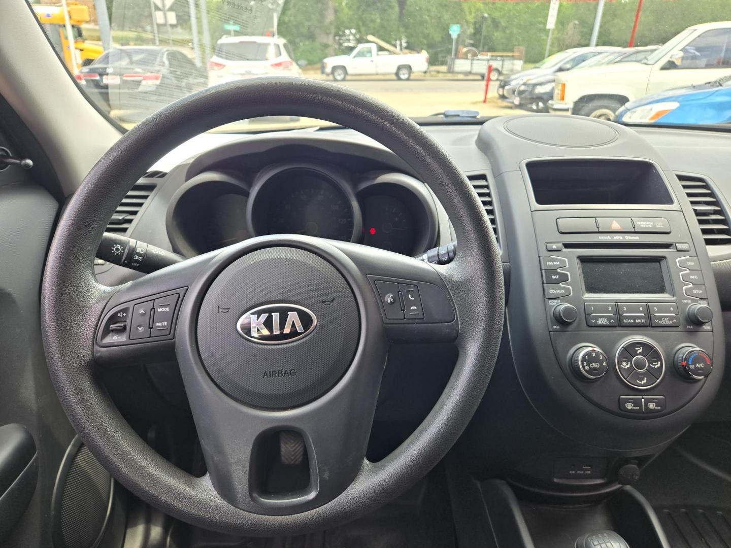 2013 Kia Soul Base (KNDJT2A59D7) with an 1.6L L4 DOHC 16V engine, 5-Speed Manual transmission, located at 503 West Court, Seguin, TX, 78155, (830) 379-3373, 29.568621, -97.969803 - 2013 Kia Soul Base with a 1.6L L4 DOHC 16V, Standard Transmission, Tilt, Cruise, AM/FM/CD/AUX Stereo, Power Windows and Locks, Tinted Windows, Rear Wiper, Rear Defroster and more!! - Photo#5