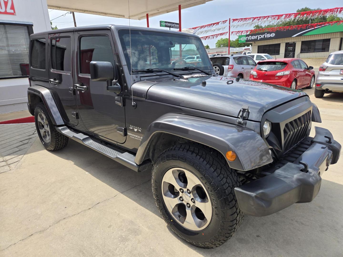 2017 GRAY Jeep Wrangler Unlimited Sahara 4WD (1C4BJWEG5HL) with an 3.6L V6 DOHC 24V FFV engine, Automatic transmission, located at 503 West Court, Seguin, TX, 78155, (830) 379-3373, 29.568621, -97.969803 - 2017 Jeep Wrangler Unlimited Sahara 4WD with a 3.6L V6 DOHC 24V FFV, Automatic, Tilt, Cruise, AM/FM/CD/AUX Stereo, Power Windows, Locks and Side Mirrors, Bluetooth, Removable Hard Top, Tinted Windows, Alloy Wheels, Running Boards, Rear Wiper, Rear Defroster and more!! - Photo#1