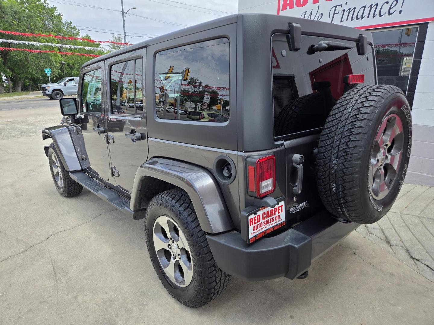 2017 GRAY Jeep Wrangler Unlimited Sahara 4WD (1C4BJWEG5HL) with an 3.6L V6 DOHC 24V FFV engine, Automatic transmission, located at 503 West Court, Seguin, TX, 78155, (830) 379-3373, 29.568621, -97.969803 - 2017 Jeep Wrangler Unlimited Sahara 4WD with a 3.6L V6 DOHC 24V FFV, Automatic, Tilt, Cruise, AM/FM/CD/AUX Stereo, Power Windows, Locks and Side Mirrors, Bluetooth, Removable Hard Top, Tinted Windows, Alloy Wheels, Running Boards, Rear Wiper, Rear Defroster and more!! - Photo#3