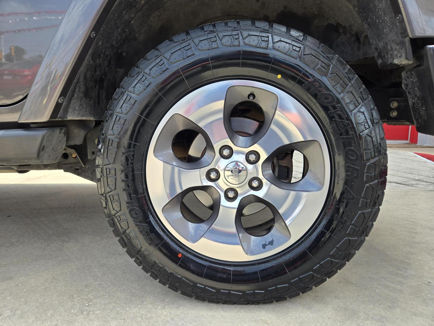 2017 GRAY Jeep Wrangler Unlimited Sahara 4WD (1C4BJWEG5HL) with an 3.6L V6 DOHC 24V FFV engine, Automatic transmission, located at 503 West Court, Seguin, TX, 78155, (830) 379-3373, 29.568621, -97.969803 - 2017 Jeep Wrangler Unlimited Sahara 4WD with a 3.6L V6 DOHC 24V FFV, Automatic, Tilt, Cruise, AM/FM/CD/AUX Stereo, Power Windows, Locks and Side Mirrors, Bluetooth, Removable Hard Top, Tinted Windows, Alloy Wheels, Running Boards, Rear Wiper, Rear Defroster and more!! - Photo#8