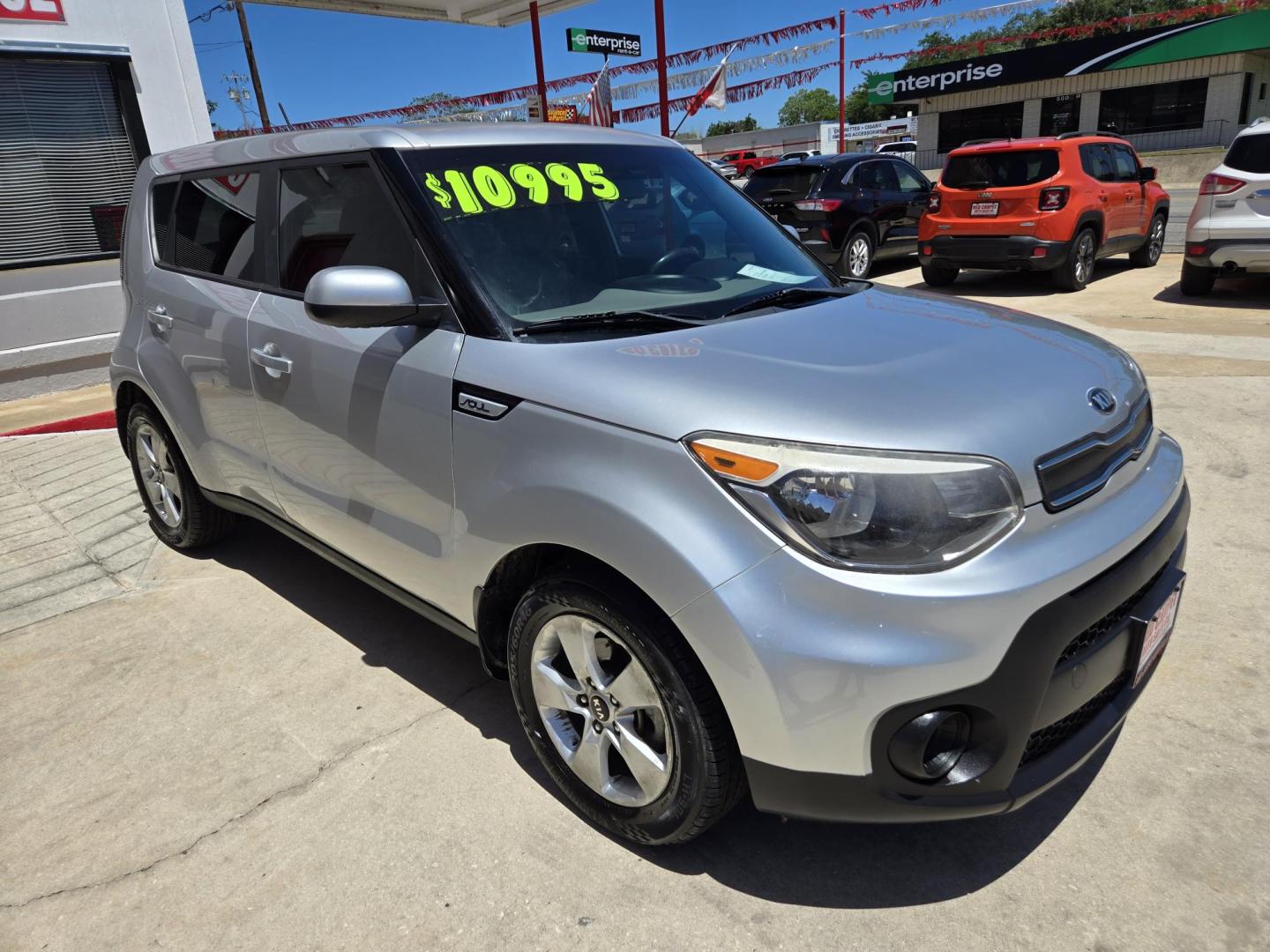 2017 SILVER Kia Soul ! (KNDJN2A20H7) with an 1.6L L4 DOHC 16V engine, Automatic transmission, located at 503 West Court, Seguin, TX, 78155, (830) 379-3373, 29.568621, -97.969803 - 2017 Kia Soul ! with a 1.6L L4 DOHC 16V, Automatic, Tilt, Cruise, AM/FM/AUX Stereo, Power Windows, Locks and Side Mirrors, Bluetooth, Tinted Windows, Alloy Wheels, Rear Wiper, Rear Defroster and more!! - Photo#1