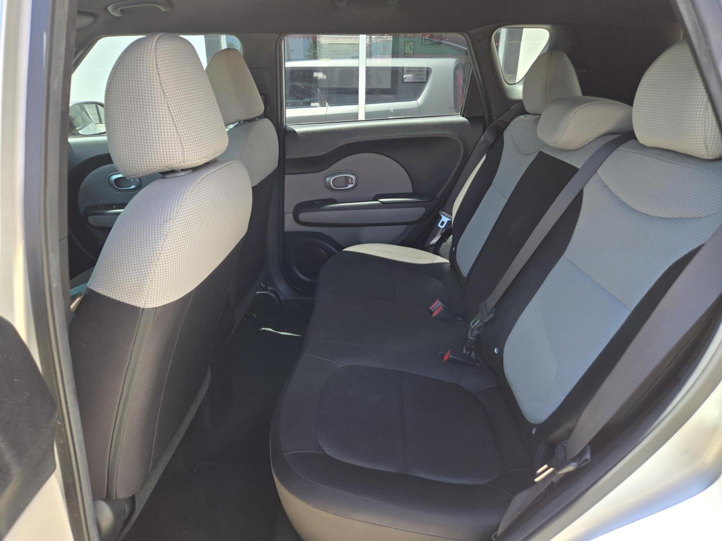 2017 SILVER Kia Soul ! (KNDJN2A20H7) with an 1.6L L4 DOHC 16V engine, Automatic transmission, located at 503 West Court, Seguin, TX, 78155, (830) 379-3373, 29.568621, -97.969803 - 2017 Kia Soul ! with a 1.6L L4 DOHC 16V, Automatic, Tilt, Cruise, AM/FM/AUX Stereo, Power Windows, Locks and Side Mirrors, Bluetooth, Tinted Windows, Alloy Wheels, Rear Wiper, Rear Defroster and more!! - Photo#6