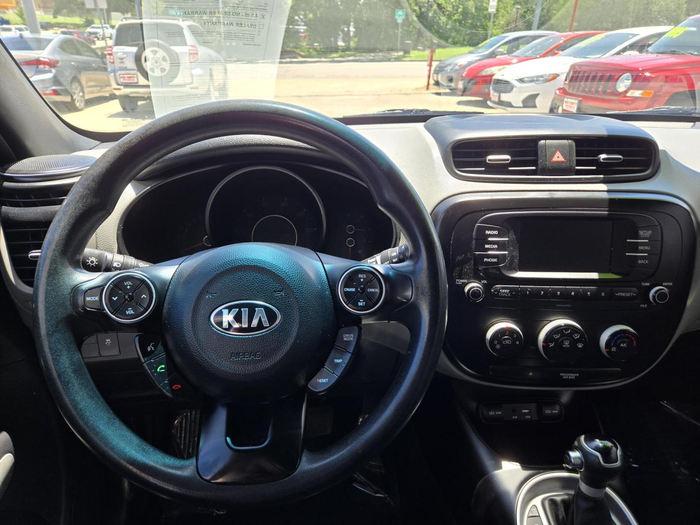 2017 SILVER Kia Soul ! (KNDJN2A20H7) with an 1.6L L4 DOHC 16V engine, Automatic transmission, located at 503 West Court, Seguin, TX, 78155, (830) 379-3373, 29.568621, -97.969803 - 2017 Kia Soul ! with a 1.6L L4 DOHC 16V, Automatic, Tilt, Cruise, AM/FM/AUX Stereo, Power Windows, Locks and Side Mirrors, Bluetooth, Tinted Windows, Alloy Wheels, Rear Wiper, Rear Defroster and more!! - Photo#5