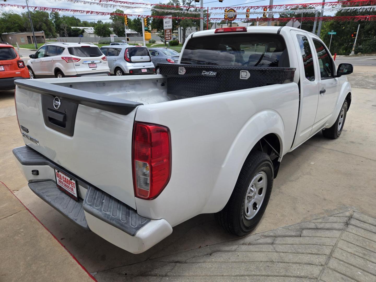 2018 WHITE Nissan Frontier SV King Cab I4 5MT 2WD (1N6BD0CT1JN) with an 2.5L L4 DOHC 16V engine, Automatic transmission, located at 503 West Court, Seguin, TX, 78155, (830) 379-3373, 29.568621, -97.969803 - 2018 Nissan Frontier SV King Cab 2WD with a 2.5L L4 DOHC 16V, Automatic, Cruise, AM/FM/CD/AUX Stereo, Bluetooth, Toolbox, Alloy Wheels, Backup Camera and more!! - Photo#2