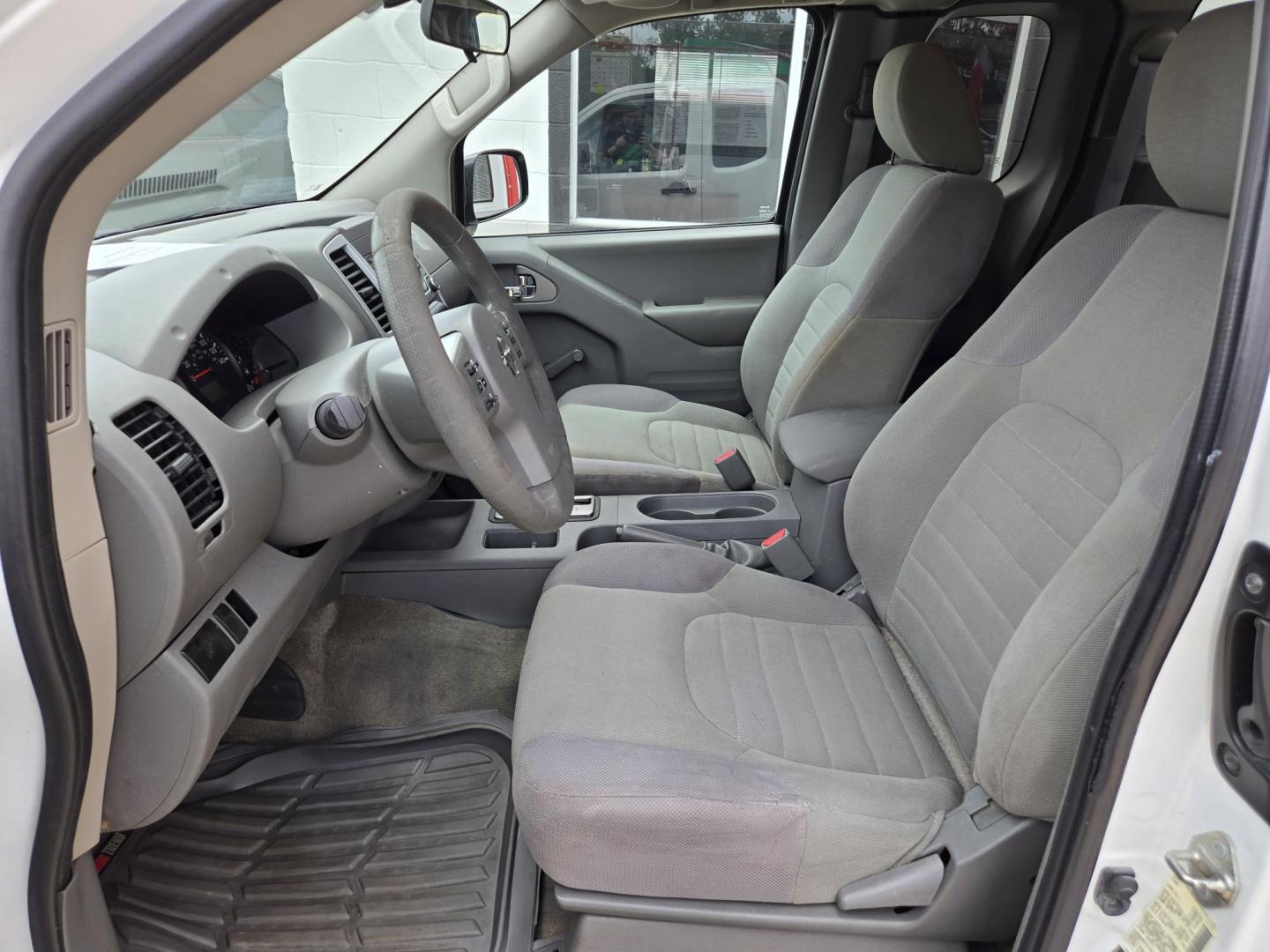 2018 WHITE Nissan Frontier SV King Cab I4 5MT 2WD (1N6BD0CT1JN) with an 2.5L L4 DOHC 16V engine, Automatic transmission, located at 503 West Court, Seguin, TX, 78155, (830) 379-3373, 29.568621, -97.969803 - 2018 Nissan Frontier SV King Cab 2WD with a 2.5L L4 DOHC 16V, Automatic, Cruise, AM/FM/CD/AUX Stereo, Bluetooth, Toolbox, Alloy Wheels, Backup Camera and more!! - Photo#4