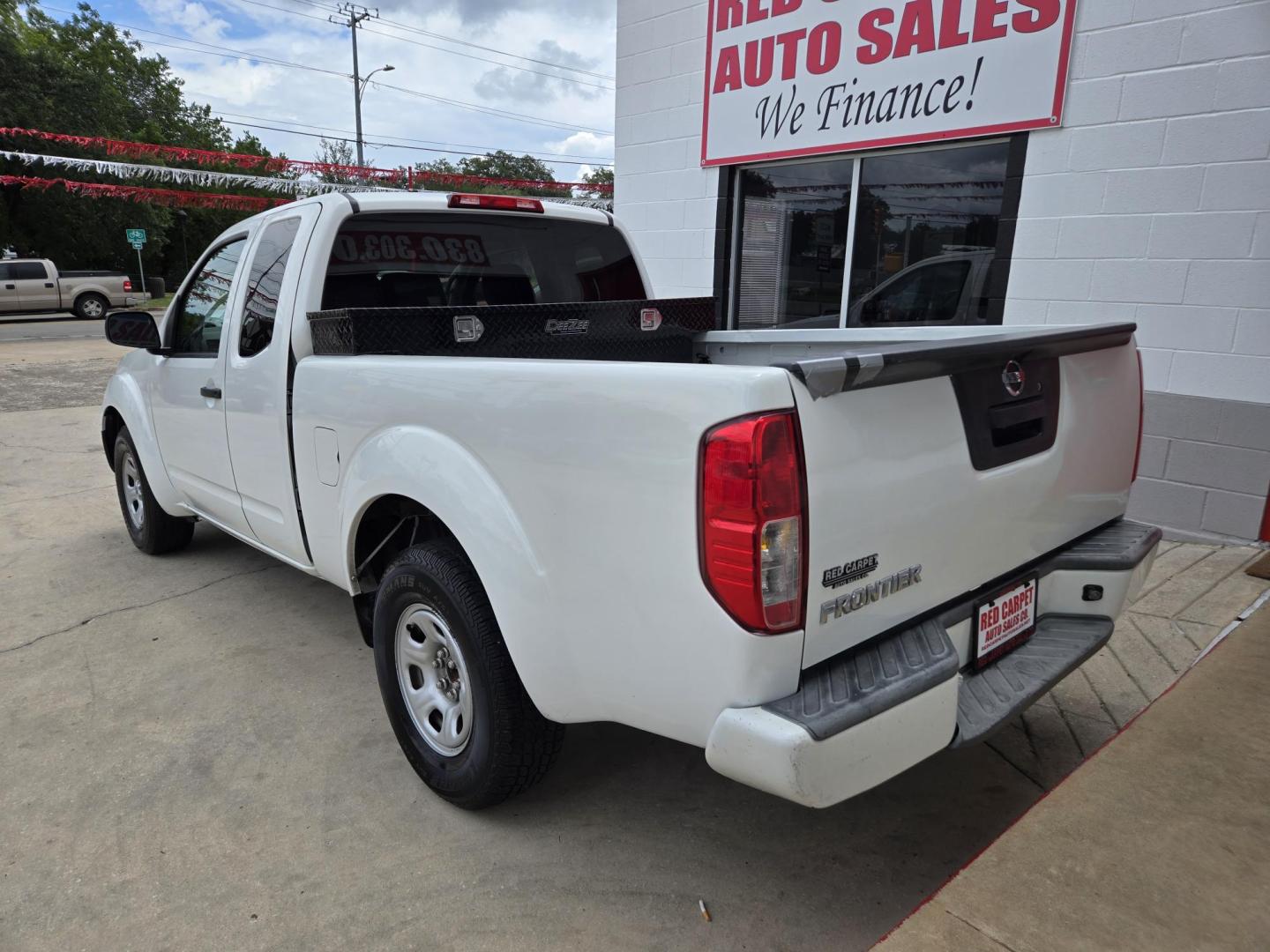 2018 WHITE Nissan Frontier SV King Cab I4 5MT 2WD (1N6BD0CT1JN) with an 2.5L L4 DOHC 16V engine, Automatic transmission, located at 503 West Court, Seguin, TX, 78155, (830) 379-3373, 29.568621, -97.969803 - 2018 Nissan Frontier SV King Cab 2WD with a 2.5L L4 DOHC 16V, Automatic, Cruise, AM/FM/CD/AUX Stereo, Bluetooth, Toolbox, Alloy Wheels, Backup Camera and more!! - Photo#3
