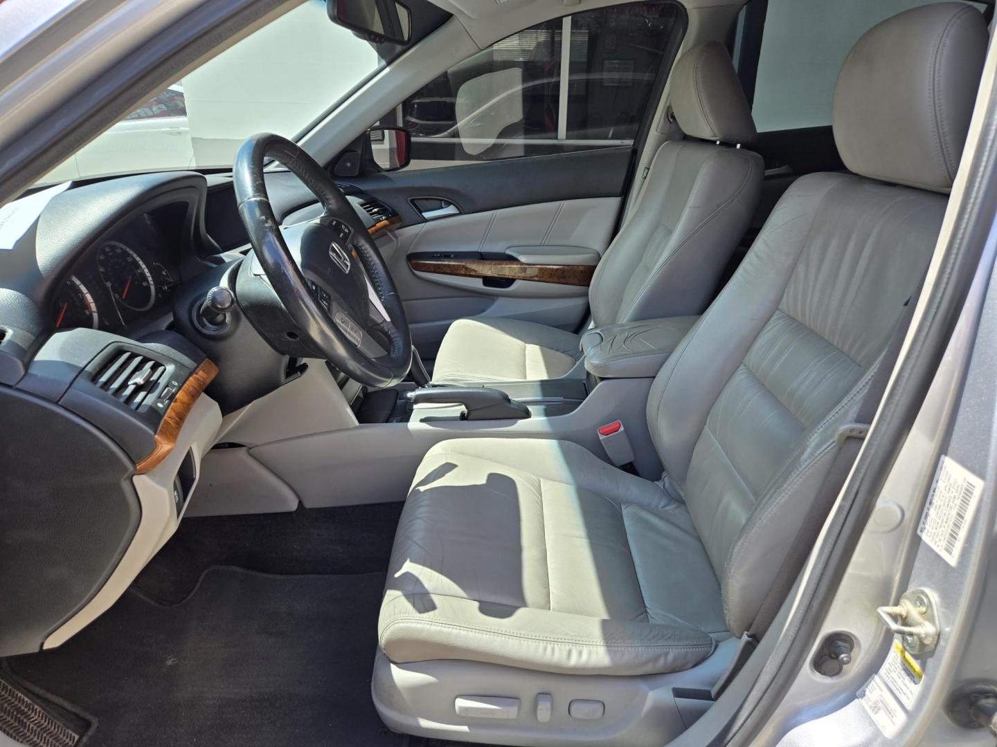 2012 SILVER Honda Accord EX-L Sedan AT (1HGCP2F87CA) with an 2.4L L4 DOHC 16V engine, 5-Speed Automatic transmission, located at 503 West Court, Seguin, TX, 78155, (830) 379-3373, 29.568621, -97.969803 - Photo#4