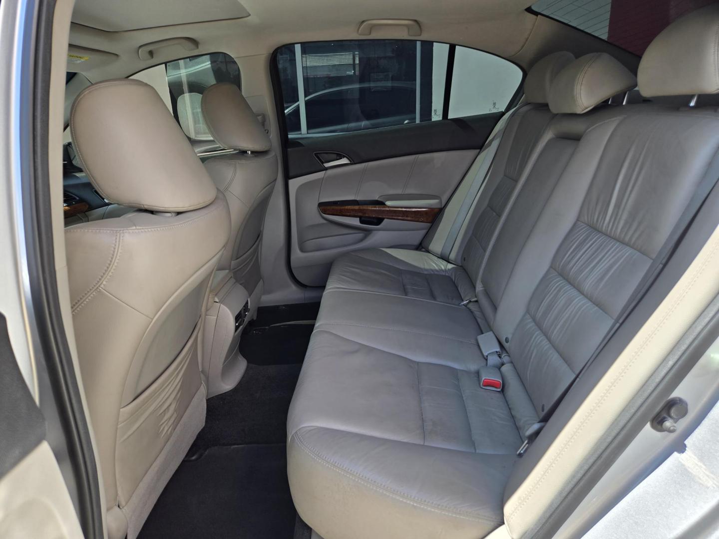 2012 SILVER Honda Accord EX-L Sedan AT (1HGCP2F87CA) with an 2.4L L4 DOHC 16V engine, 5-Speed Automatic transmission, located at 503 West Court, Seguin, TX, 78155, (830) 379-3373, 29.568621, -97.969803 - Photo#6