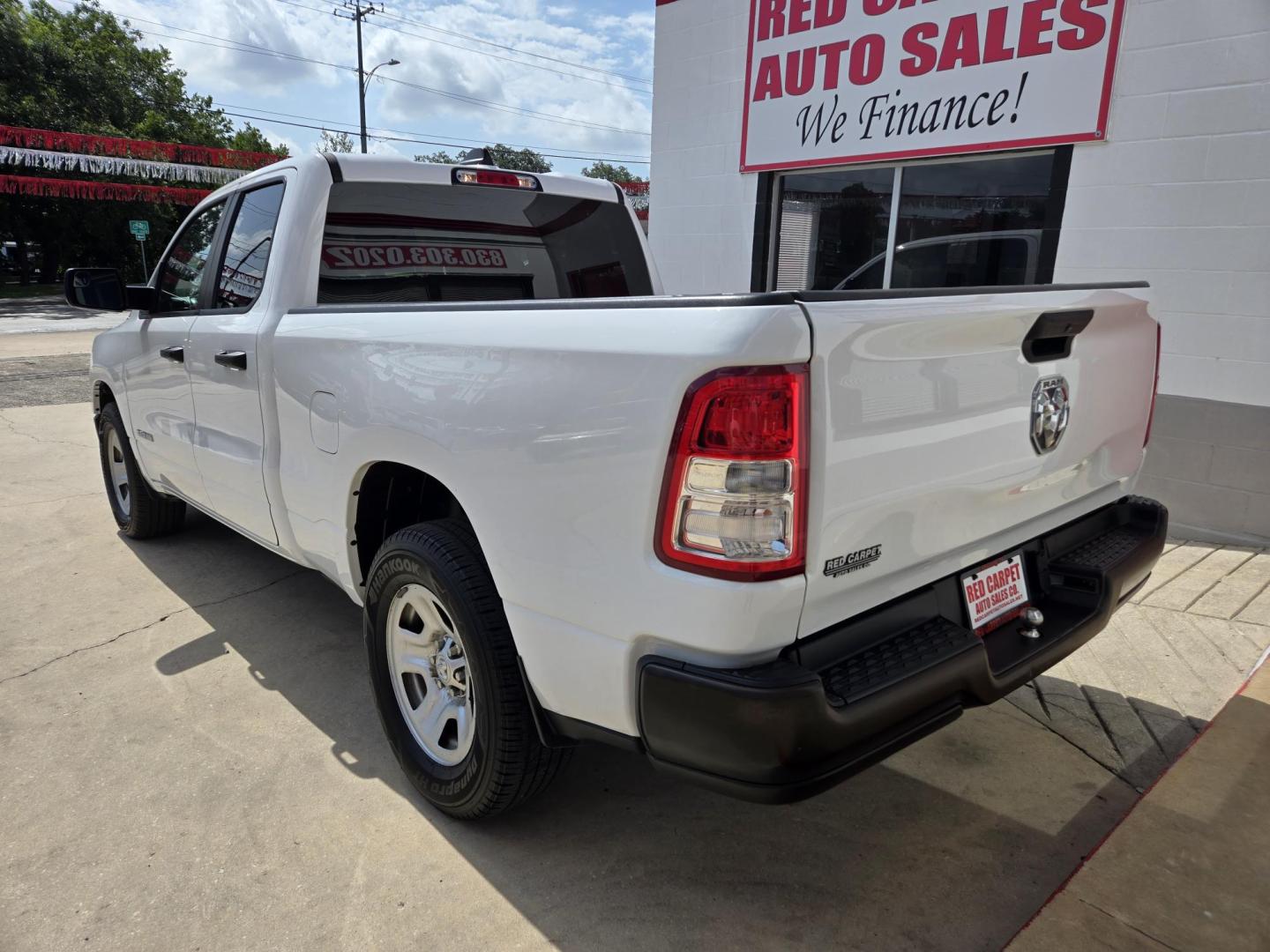 2022 WHITE RAM 1500 Tradesman Quad Cab 2WD (1C6RRECTXNN) with an 3.6L V6 FFV engine, 8A transmission, located at 503 West Court, Seguin, TX, 78155, (830) 379-3373, 29.568621, -97.969803 - 2022 RAM 1500 Tradesman Quad Cab 2WD with a 3.6L V6 FFV, Automatic, Tilt, Cruise, AM/FM/AUX Touchscreen Stereo, Power Windows, Locks and Side Mirrors, Bluetooth, Front Bench Seating, Trailer Towing, Alloy Wheels and more!! - Photo#3