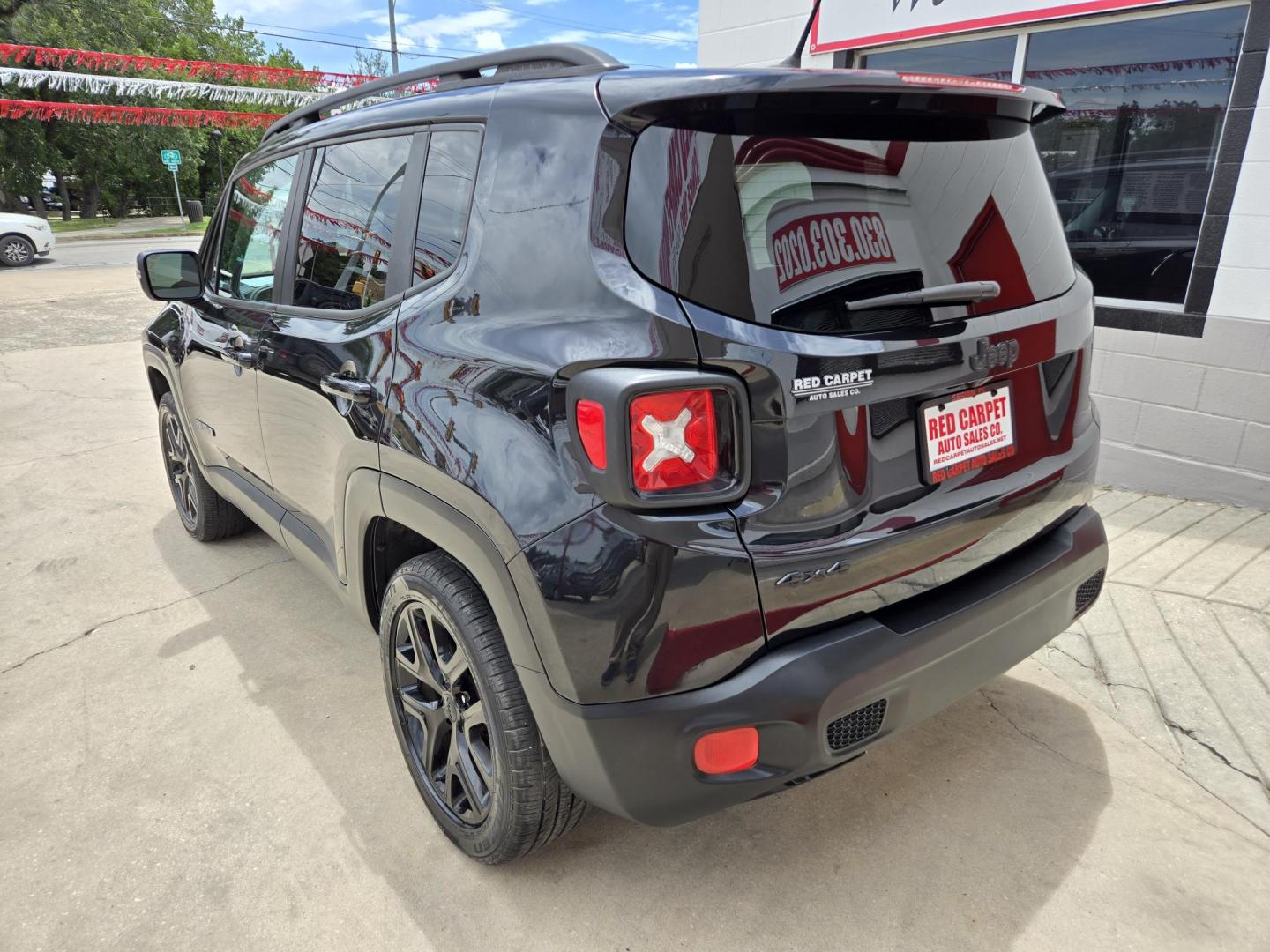 2016 Black Jeep Renegade Latitude 4WD (ZACCJBBT1GP) with an 2.4L L4 DOHC 16V engine, Automatic transmission, located at 503 West Court, Seguin, TX, 78155, (830) 379-3373, 29.568621, -97.969803 - Photo#3