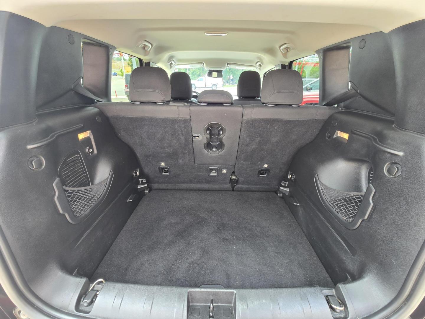 2016 Black Jeep Renegade Latitude 4WD (ZACCJBBT1GP) with an 2.4L L4 DOHC 16V engine, Automatic transmission, located at 503 West Court, Seguin, TX, 78155, (830) 379-3373, 29.568621, -97.969803 - Photo#7