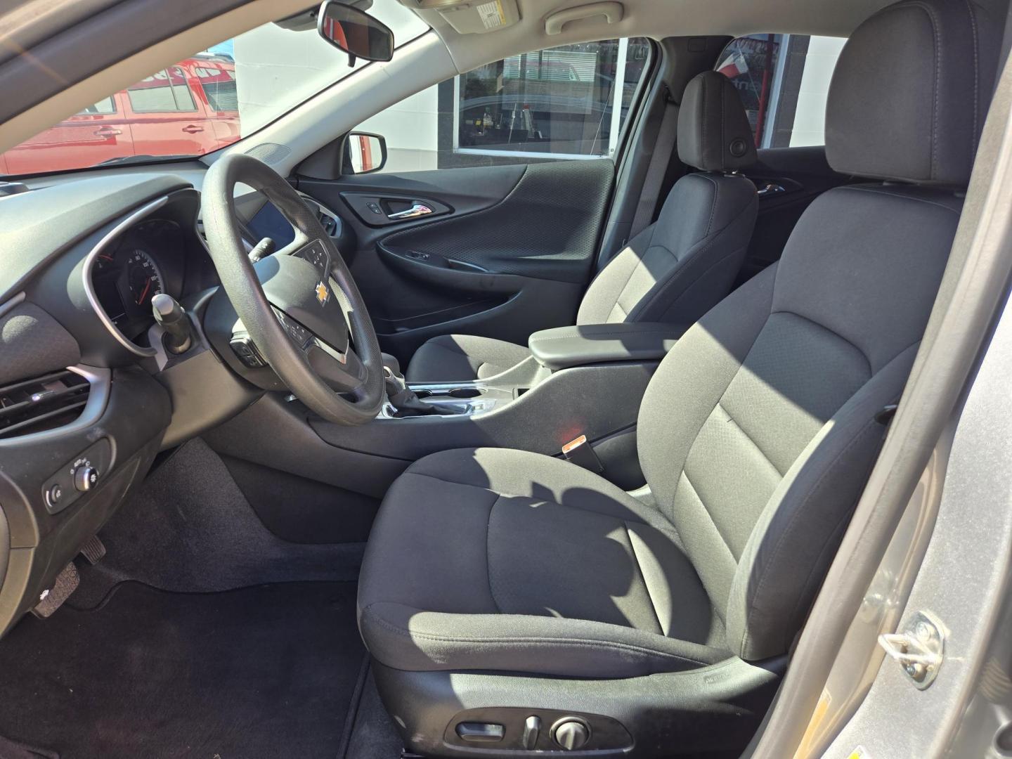2023 SILVER Chevrolet Malibu 1LT (1G1ZD5ST8PF) with an 1.5L L4 DOHC 16V engine, 6A transmission, located at 503 West Court, Seguin, TX, 78155, (830) 379-3373, 29.568621, -97.969803 - Photo#4