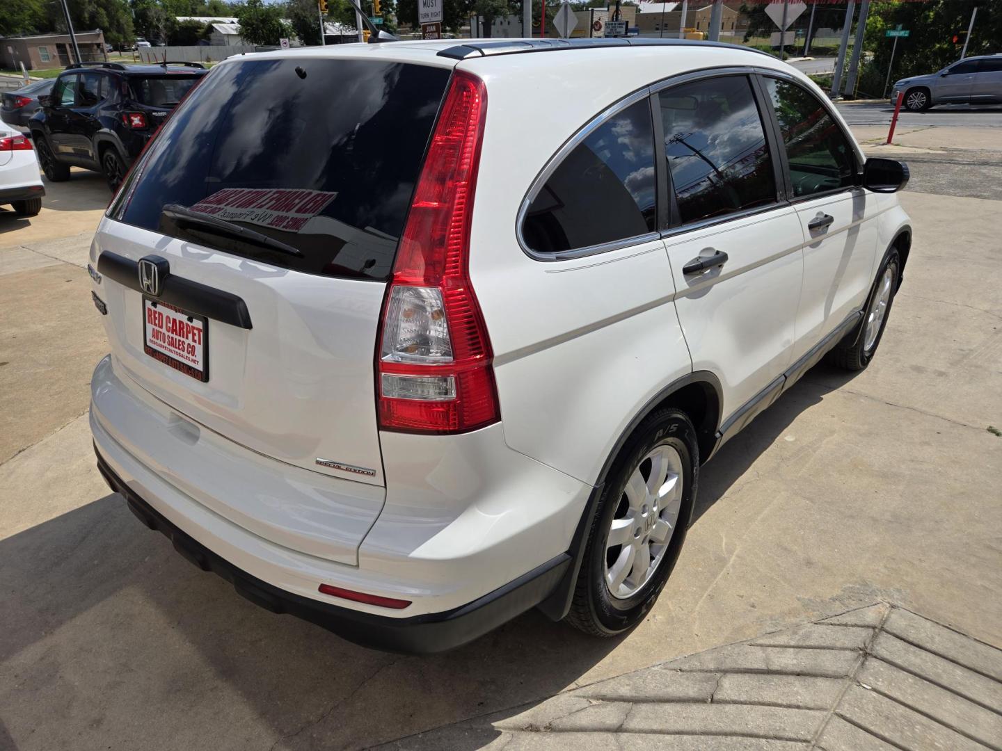 2011 WHITE Honda CR-V SE 2WD 5-Speed AT (5J6RE3H45BL) with an 2.4L L4 DOHC 16V engine, 5-Speed Automatic transmission, located at 503 West Court, Seguin, TX, 78155, (830) 379-3373, 29.568621, -97.969803 - 2011 Honda CR-V SE 2WD with a 2.4L L4 DOHC 16V, Automatic, Tilt, Cruise, AM/FM/CD/AUX Stereo, Power Windows, Locks and Side Mirrors, Alloy Wheels, Rear Wiper, Rear Defroster and more!! - Photo#2