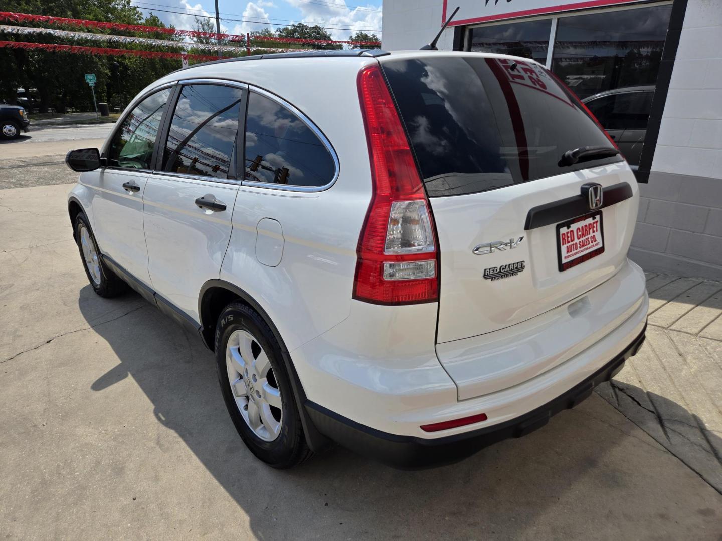 2011 WHITE Honda CR-V SE 2WD 5-Speed AT (5J6RE3H45BL) with an 2.4L L4 DOHC 16V engine, 5-Speed Automatic transmission, located at 503 West Court, Seguin, TX, 78155, (830) 379-3373, 29.568621, -97.969803 - 2011 Honda CR-V SE 2WD with a 2.4L L4 DOHC 16V, Automatic, Tilt, Cruise, AM/FM/CD/AUX Stereo, Power Windows, Locks and Side Mirrors, Alloy Wheels, Rear Wiper, Rear Defroster and more!! - Photo#3