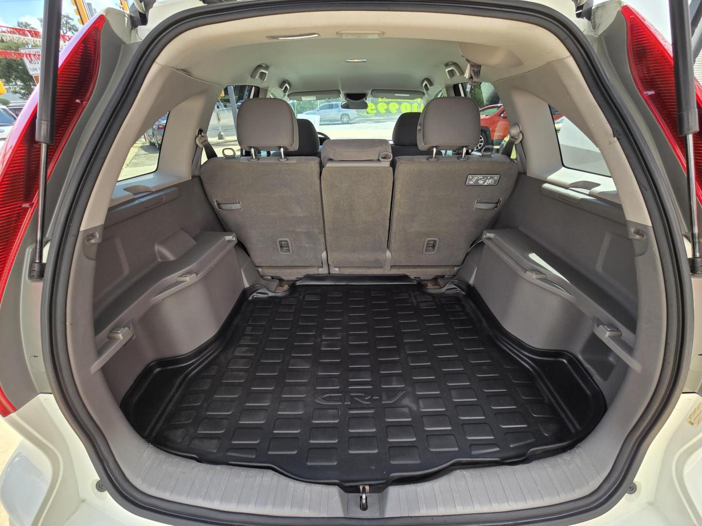 2011 WHITE Honda CR-V SE 2WD 5-Speed AT (5J6RE3H45BL) with an 2.4L L4 DOHC 16V engine, 5-Speed Automatic transmission, located at 503 West Court, Seguin, TX, 78155, (830) 379-3373, 29.568621, -97.969803 - 2011 Honda CR-V SE 2WD with a 2.4L L4 DOHC 16V, Automatic, Tilt, Cruise, AM/FM/CD/AUX Stereo, Power Windows, Locks and Side Mirrors, Alloy Wheels, Rear Wiper, Rear Defroster and more!! - Photo#7