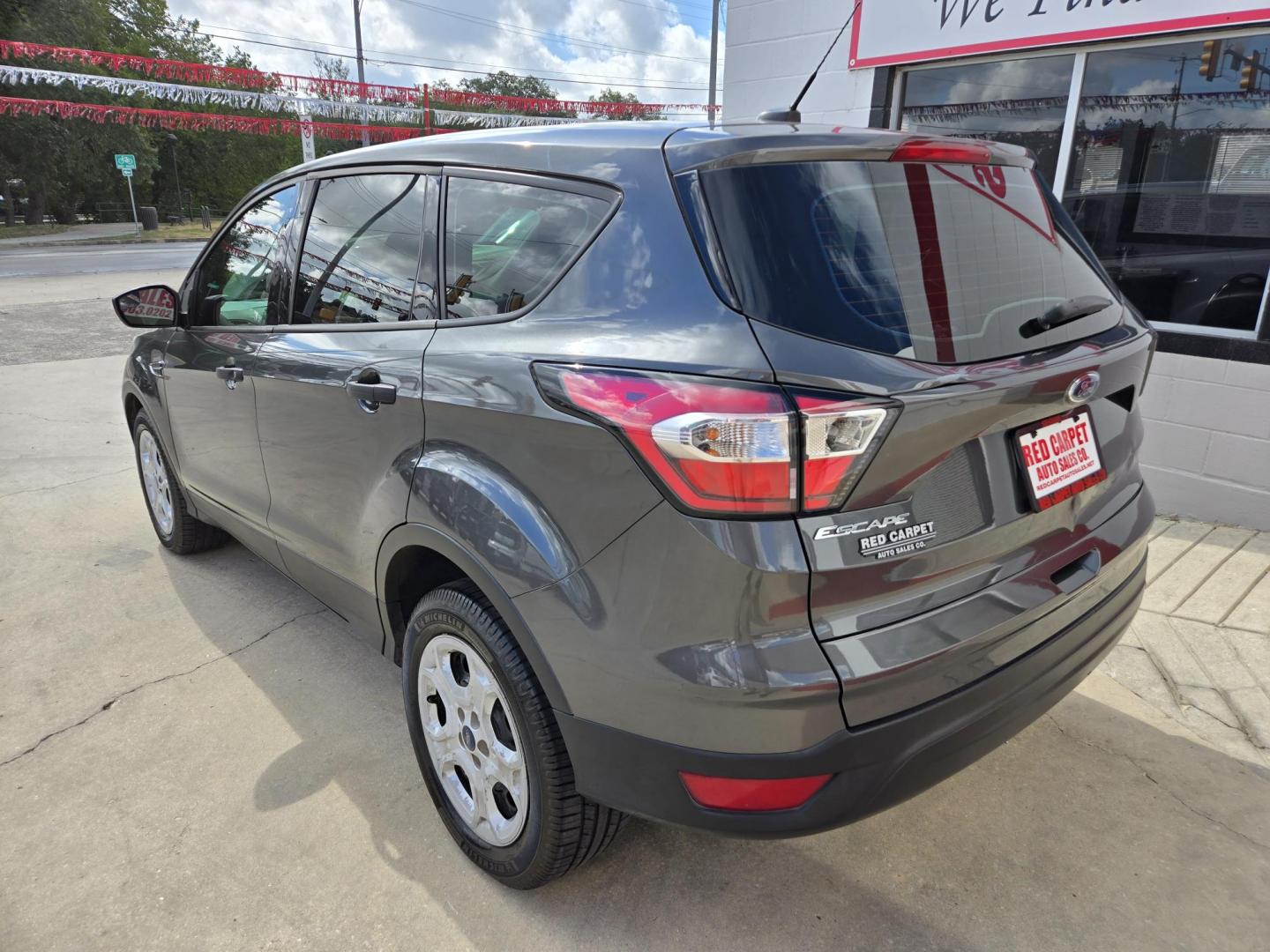 2017 GRAY Ford Escape S FWD (1FMCU0F7XHU) with an 2.5L L4 DOHC 16V engine, 6A transmission, located at 503 West Court, Seguin, TX, 78155, (830) 379-3373, 29.568621, -97.969803 - Photo#3