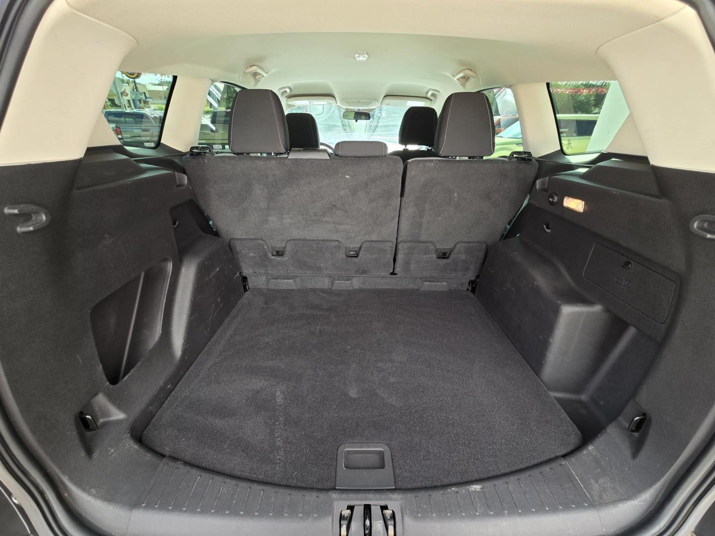 2017 GRAY Ford Escape S FWD (1FMCU0F7XHU) with an 2.5L L4 DOHC 16V engine, 6A transmission, located at 503 West Court, Seguin, TX, 78155, (830) 379-3373, 29.568621, -97.969803 - Photo#7