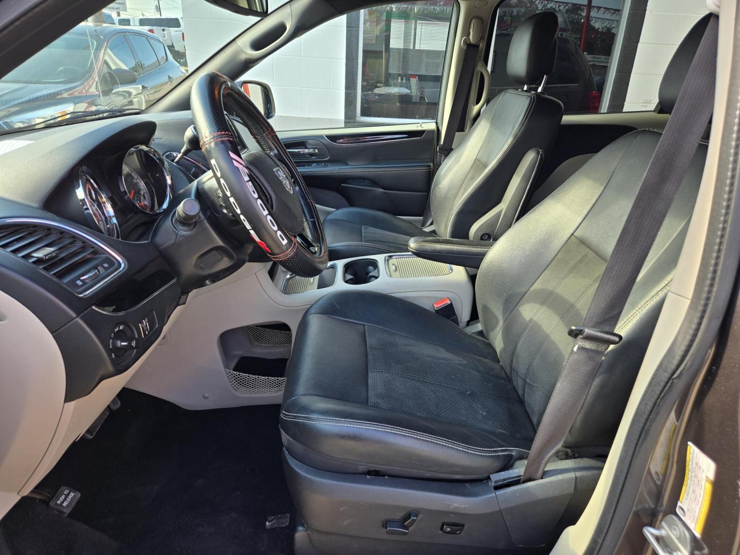 2019 GRAY Dodge Grand Caravan SXT (2C4RDGCG2KR) with an 3.6L V6 DOHC 24V engine, 6A transmission, located at 503 West Court, Seguin, TX, 78155, (830) 379-3373, 29.568621, -97.969803 - 2019 Dodge Grand Caravan SXT with a 3.6L V6 DOHC 24V, Automatic, Tilt, Cruise, AM/FM/CD/AUX Touchscreen Stereo, Power Windows, Locks, Seat and Side Mirrors, Bluetooth, Dual Climate Control, Rear A/C, Power Sliding Side Doors. Power Rear Hatch, Stow n Go Seating System, Backup Camera, Alloy Wheels, R - Photo#4