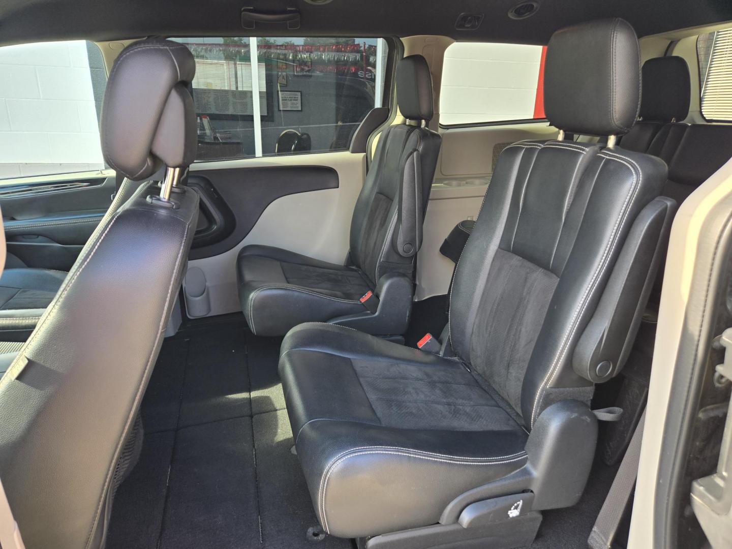 2019 GRAY Dodge Grand Caravan SXT (2C4RDGCG2KR) with an 3.6L V6 DOHC 24V engine, 6A transmission, located at 503 West Court, Seguin, TX, 78155, (830) 379-3373, 29.568621, -97.969803 - 2019 Dodge Grand Caravan SXT with a 3.6L V6 DOHC 24V, Automatic, Tilt, Cruise, AM/FM/CD/AUX Touchscreen Stereo, Power Windows, Locks, Seat and Side Mirrors, Bluetooth, Dual Climate Control, Rear A/C, Power Sliding Side Doors. Power Rear Hatch, Stow n Go Seating System, Backup Camera, Alloy Wheels, R - Photo#6