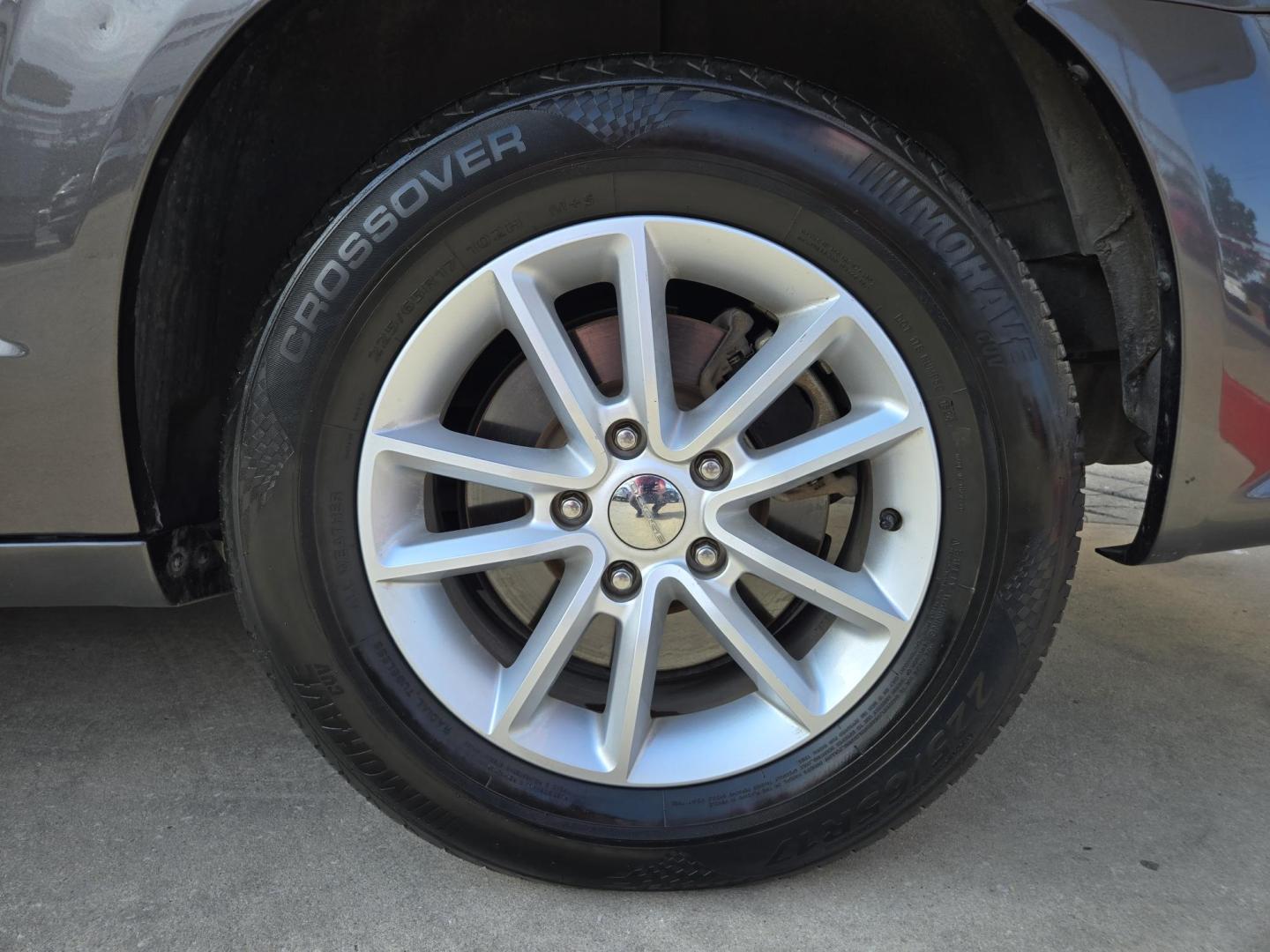 2019 GRAY Dodge Grand Caravan SXT (2C4RDGCG2KR) with an 3.6L V6 DOHC 24V engine, 6A transmission, located at 503 West Court, Seguin, TX, 78155, (830) 379-3373, 29.568621, -97.969803 - 2019 Dodge Grand Caravan SXT with a 3.6L V6 DOHC 24V, Automatic, Tilt, Cruise, AM/FM/CD/AUX Touchscreen Stereo, Power Windows, Locks, Seat and Side Mirrors, Bluetooth, Dual Climate Control, Rear A/C, Power Sliding Side Doors. Power Rear Hatch, Stow n Go Seating System, Backup Camera, Alloy Wheels, R - Photo#10