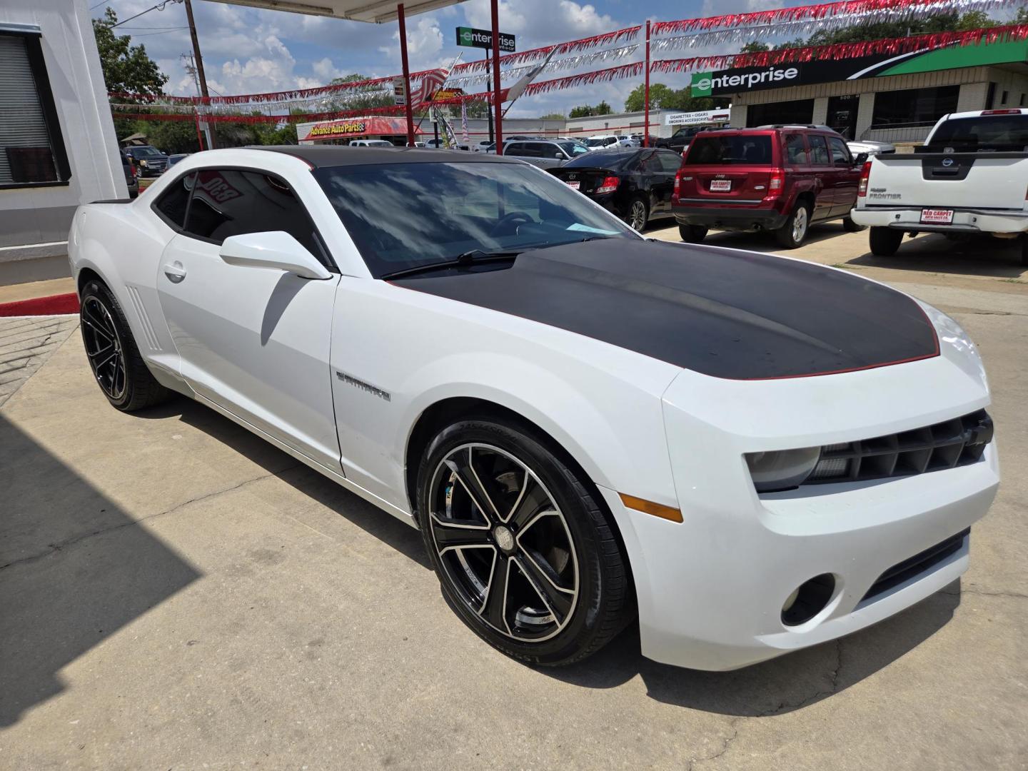 2012 SILVER Chevrolet Camaro Coupe 2LT (2G1FC1E37C9) with an 3.6L V6 DOHC 24V FFV engine, 6-Speed Automatic transmission, located at 503 West Court, Seguin, TX, 78155, (830) 379-3373, 29.568621, -97.969803 - 2012 Chevrolet Camaro Coupe 2LT with a 3.6L V6 DOHC 24V FFV, Automatic, Tilt, Cruise, AM/FM/CD Stereo, Power Windows, Locks, Seat and Side Mirrors, Bluetooth, Heated Seats, Tinted Windows, Onstar Capability, Backup Camera, Rear Defroster and more!! - Photo#1