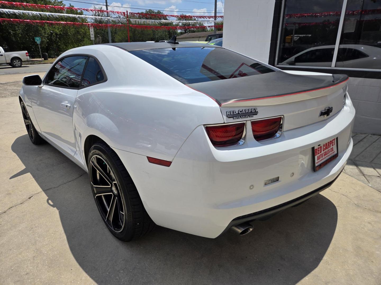 2012 SILVER Chevrolet Camaro Coupe 2LT (2G1FC1E37C9) with an 3.6L V6 DOHC 24V FFV engine, 6-Speed Automatic transmission, located at 503 West Court, Seguin, TX, 78155, (830) 379-3373, 29.568621, -97.969803 - 2012 Chevrolet Camaro Coupe 2LT with a 3.6L V6 DOHC 24V FFV, Automatic, Tilt, Cruise, AM/FM/CD Stereo, Power Windows, Locks, Seat and Side Mirrors, Bluetooth, Heated Seats, Tinted Windows, Onstar Capability, Backup Camera, Rear Defroster and more!! - Photo#3