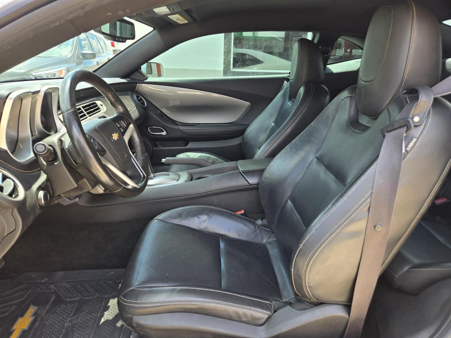 2012 SILVER Chevrolet Camaro Coupe 2LT (2G1FC1E37C9) with an 3.6L V6 DOHC 24V FFV engine, 6-Speed Automatic transmission, located at 503 West Court, Seguin, TX, 78155, (830) 379-3373, 29.568621, -97.969803 - 2012 Chevrolet Camaro Coupe 2LT with a 3.6L V6 DOHC 24V FFV, Automatic, Tilt, Cruise, AM/FM/CD Stereo, Power Windows, Locks, Seat and Side Mirrors, Bluetooth, Heated Seats, Tinted Windows, Onstar Capability, Backup Camera, Rear Defroster and more!! - Photo#4